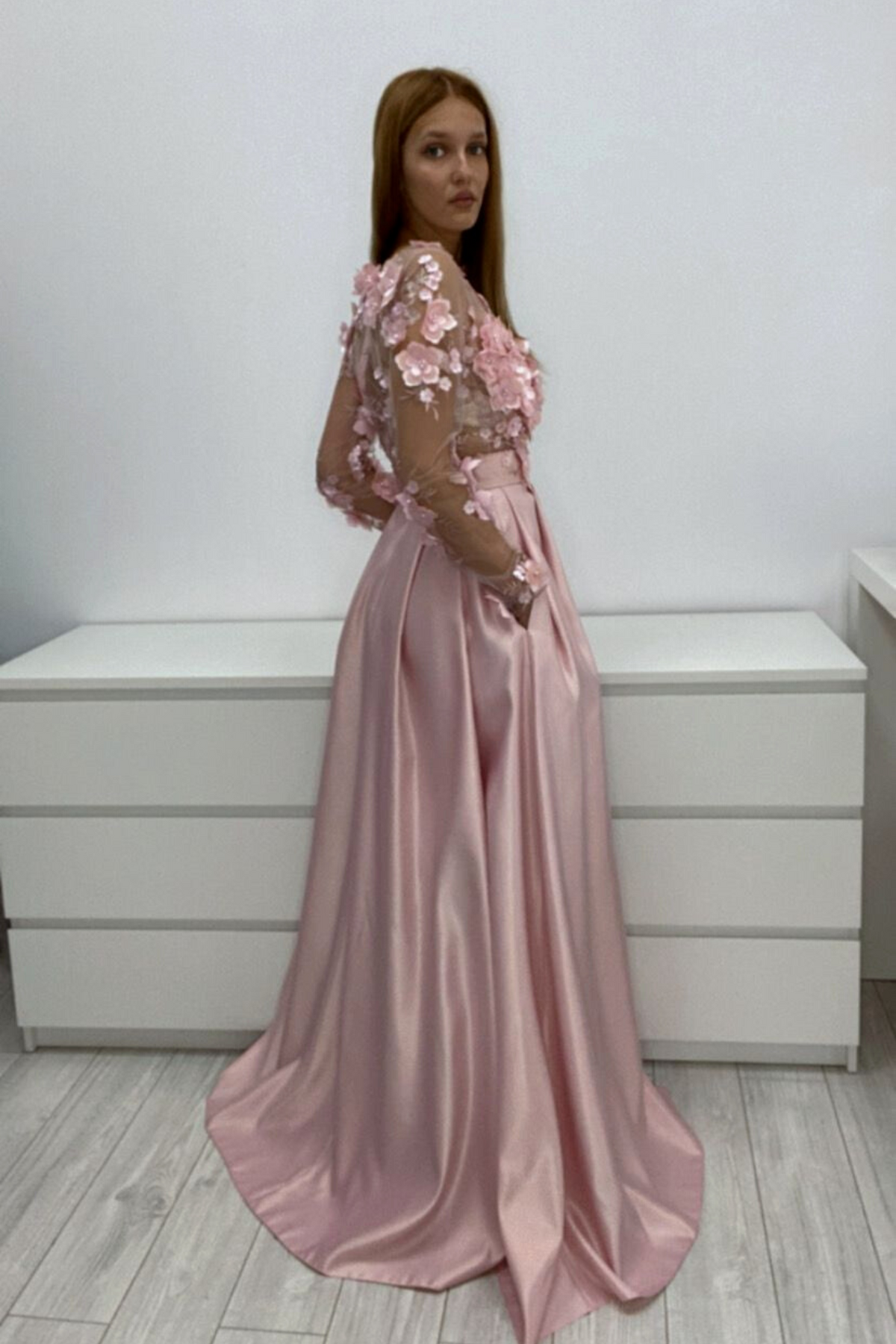 Abito lungo rosa chiaro Moda-Mania con corpetto in tulle floreale 3D e gonna in taffetà, svasato e con maniche lunghe.