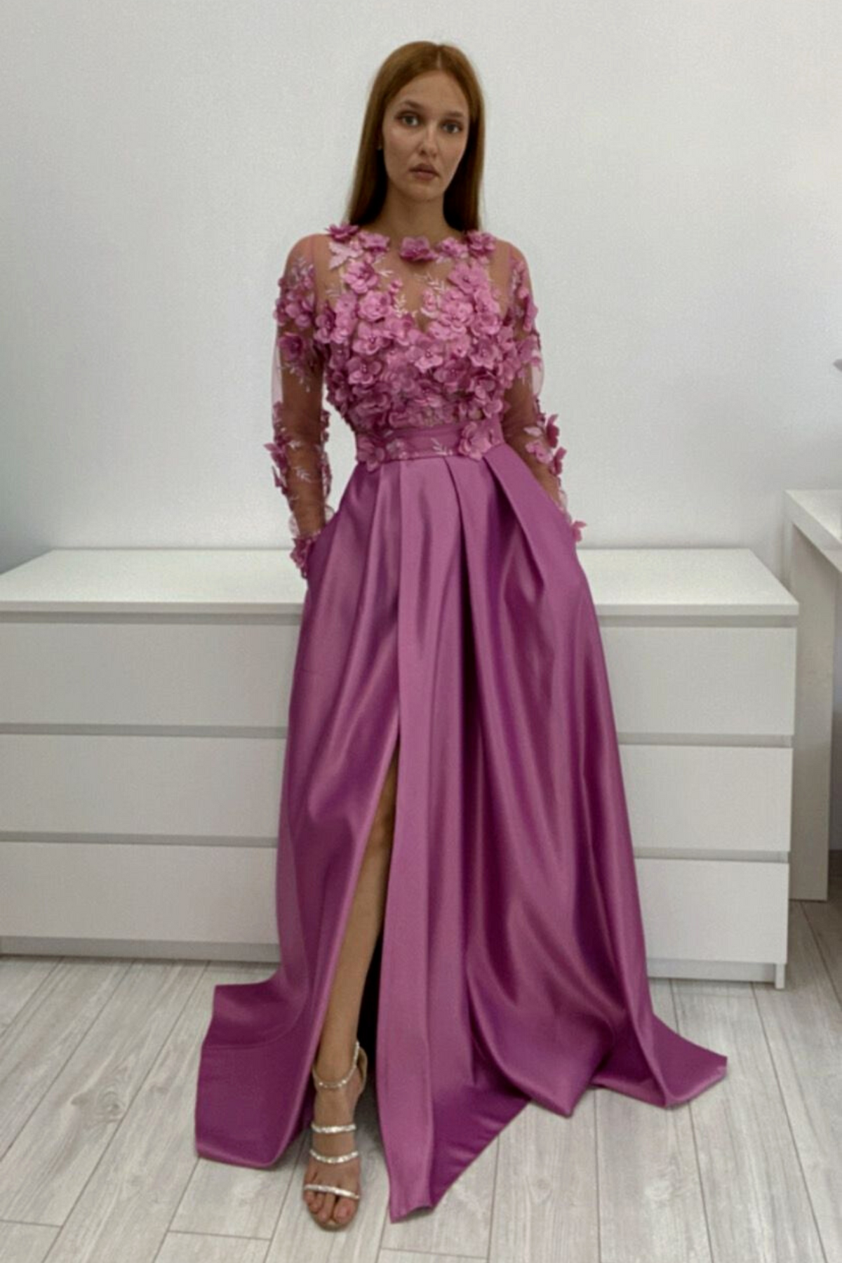 Abito lungo svasato rosa scuro Moda-Mania con maniche lunghe, corpetto in tulle floreale 3D e gonna in taffetà.