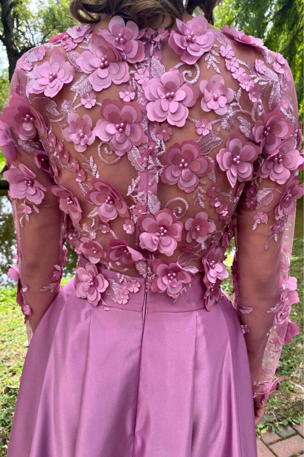 Abito lungo rosa scuro Moda-Mania, svasato a manica lunga con corpetto in tulle floreale 3D e gonna in taffetà.