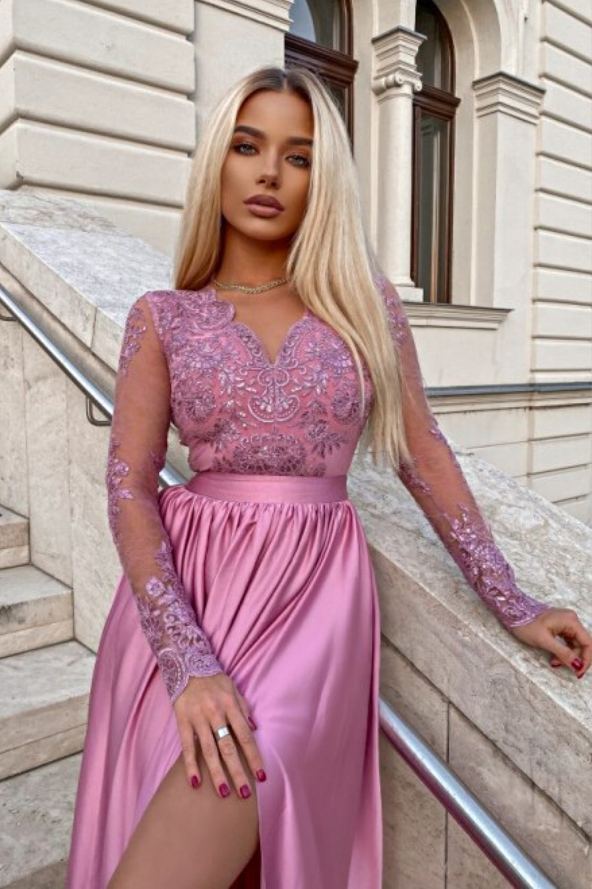 Abito lungo svasato rosa scuro con spacco laterale e corpetto in tulle ricamato, Moda-Mania, elegante e femminile.
