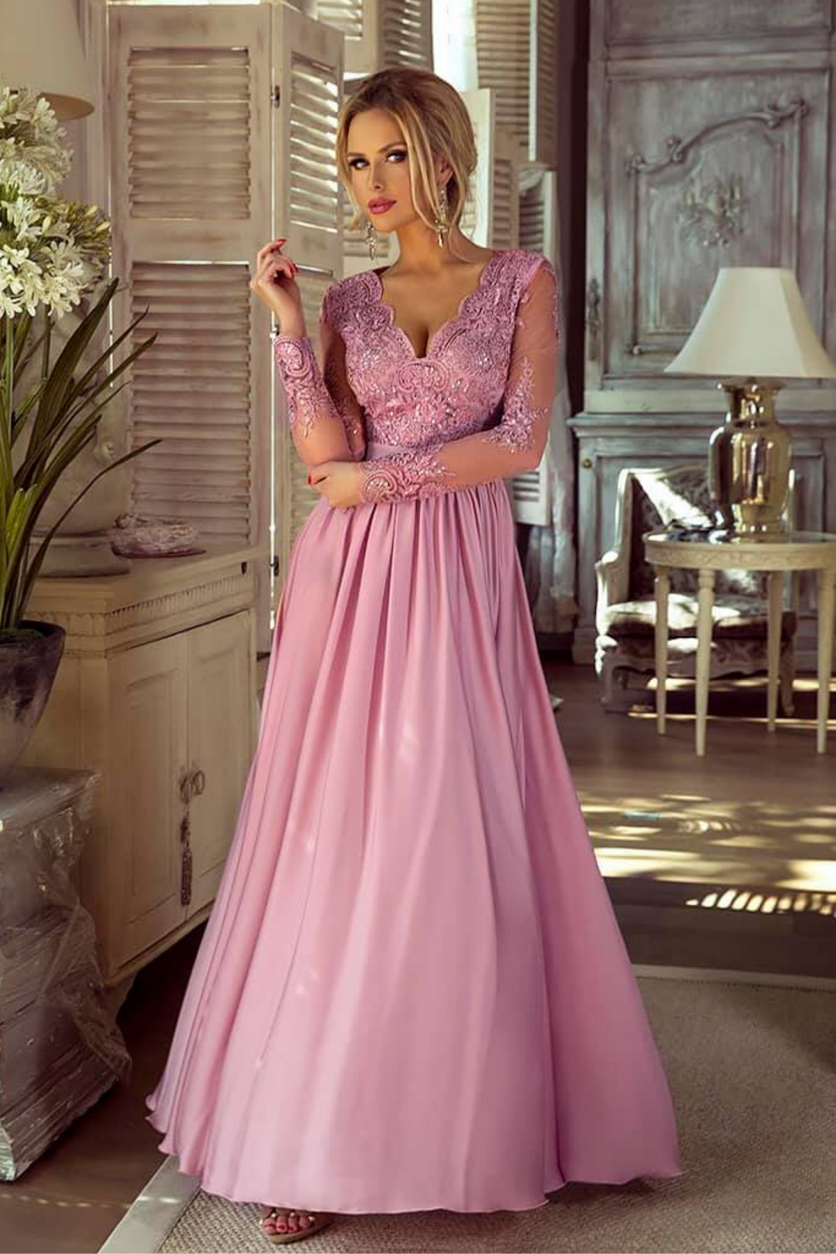 Abito lungo svasato rosa scuro Moda-Mania con spacco laterale e corpetto in tulle ricamato, dettagli eleganti e femminili