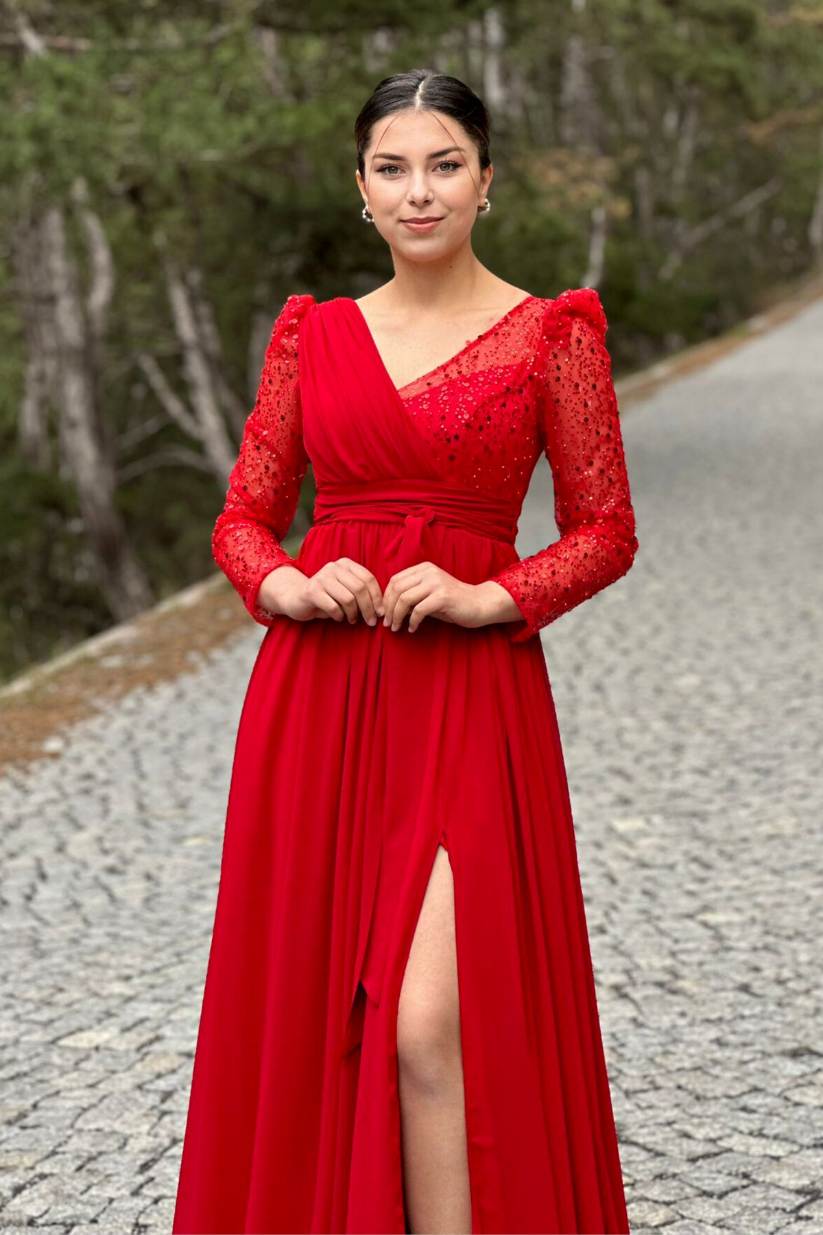 Abito lungo svasato rosso Moda-Mania con maniche lunghe, tulle, perline e paillettes, dettagli eleganti e raffinati.