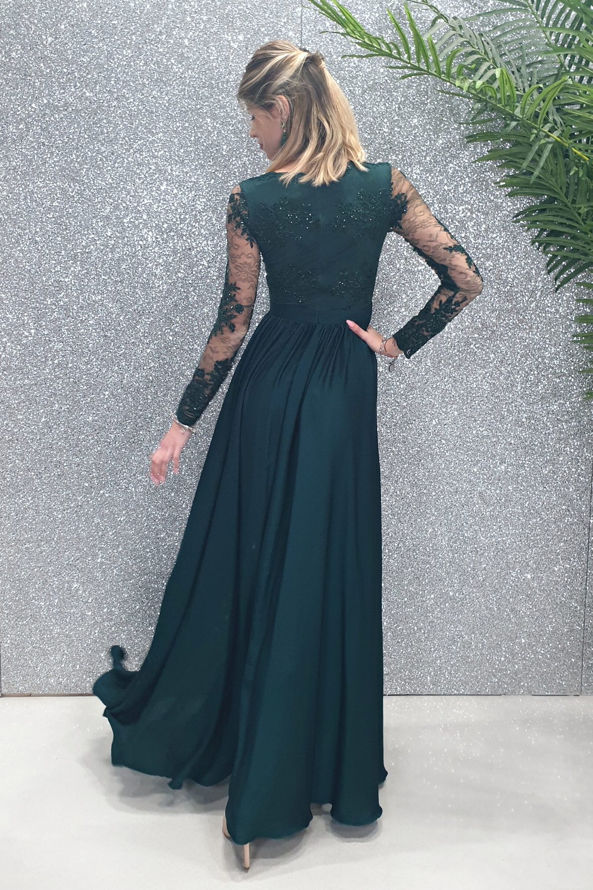 Abito lungo svasato verde scuro con spacco laterale e corpetto in tulle ricamato, di Moda-Mania.