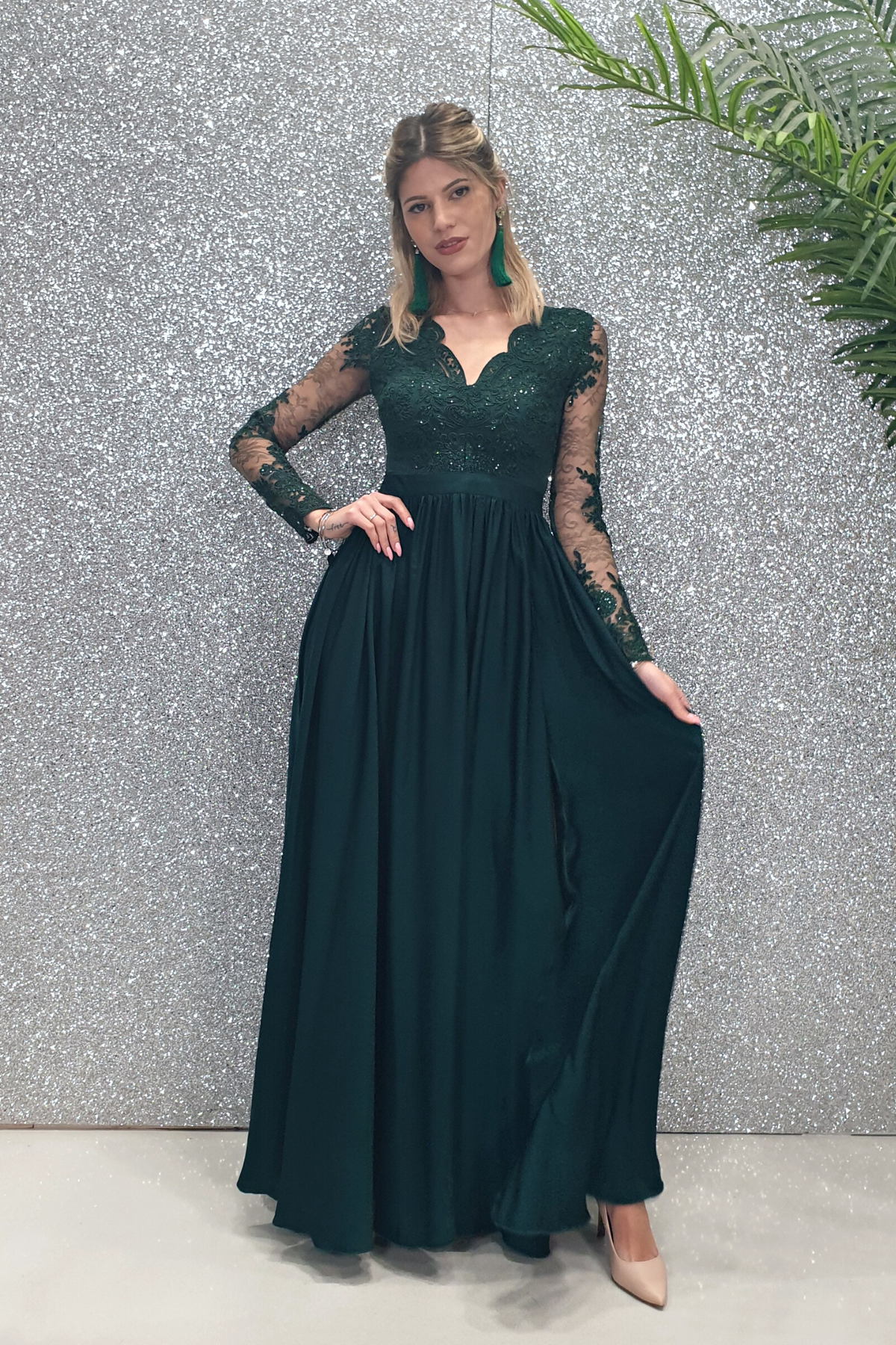 Abito lungo svasato verde scuro con spacco laterale e corpetto in tulle ricamato, firmato Moda-Mania.