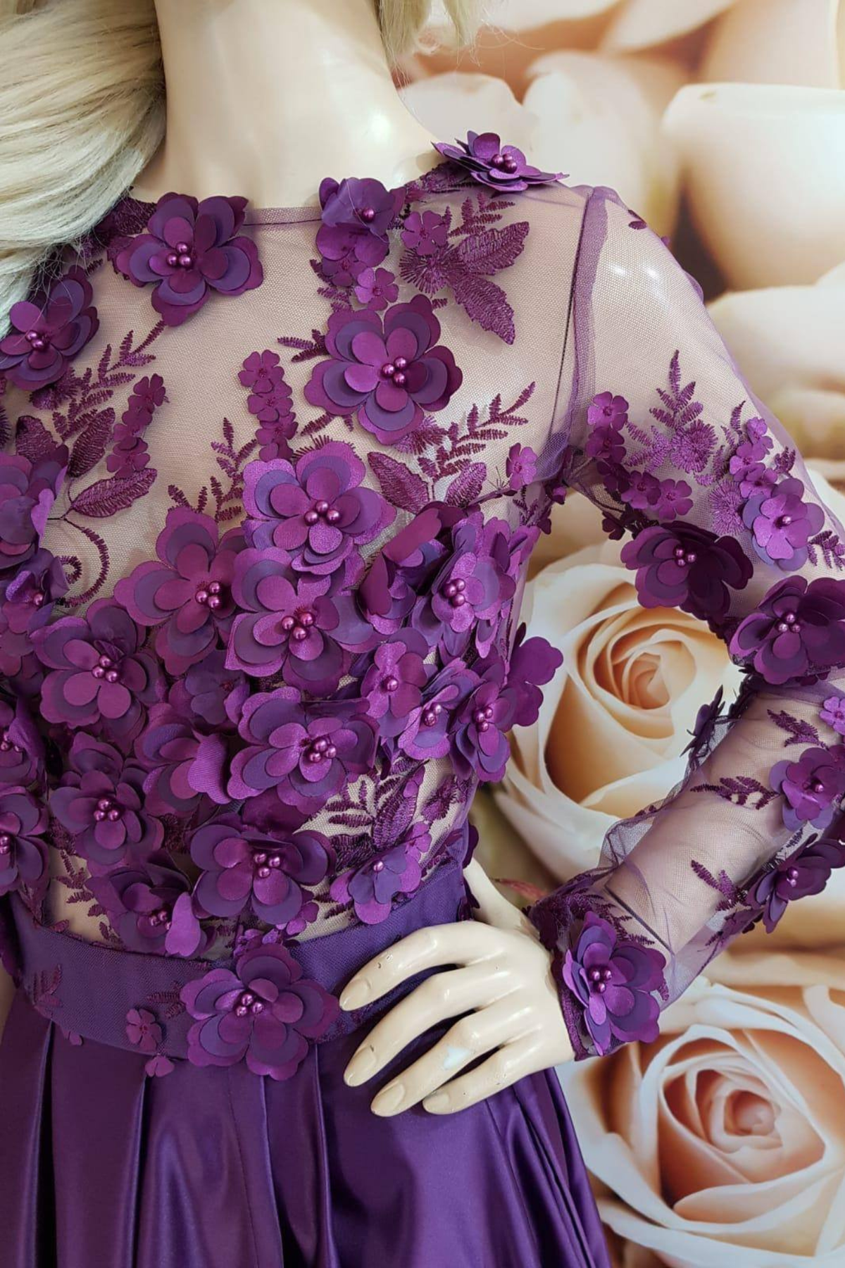 Abito lungo svasato viola prugna Moda-Mania con corpetto a maniche lunghe in tulle floreale 3D e gonna in taffetà.