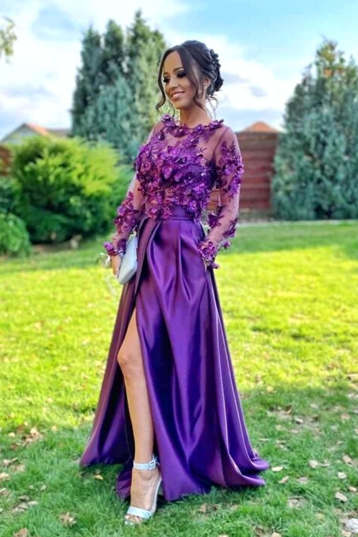 Abito lungo svasato viola prugna Moda-Mania con corpetto in tulle floreale 3D e gonna in taffetà, maniche lunghe elegante.
