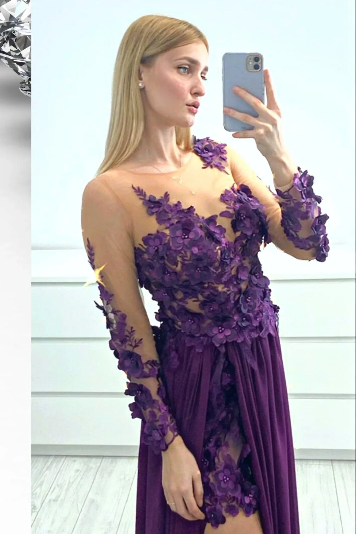 Abito lungo viola prugna Moda-Mania con strascico e corpetto in tulle nude a fiori 3D, elegante e raffinato.