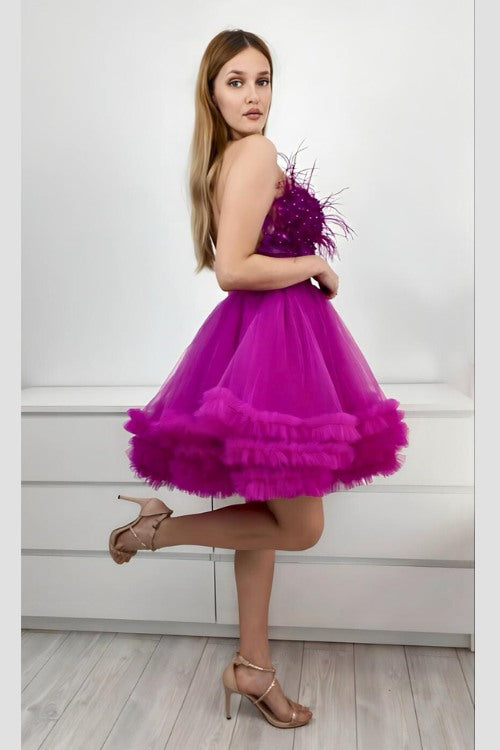Abito corto magenta in tulle con corpetto a fiori 3D e piume decorative, firmato Moda-Mania.