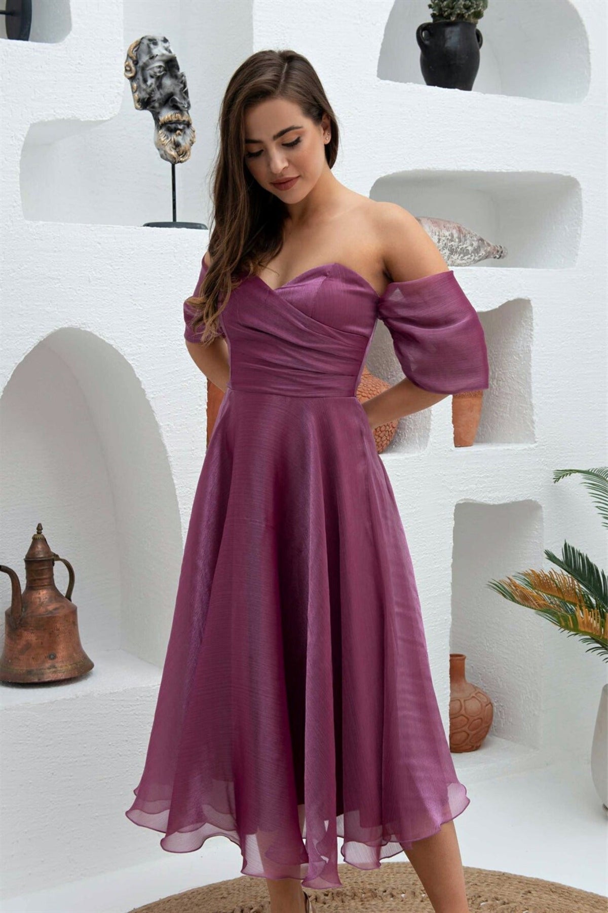 Abito lungo magenta svasato in organza con scollo a cuore e maniche cadenti, firmato Moda-Mania.