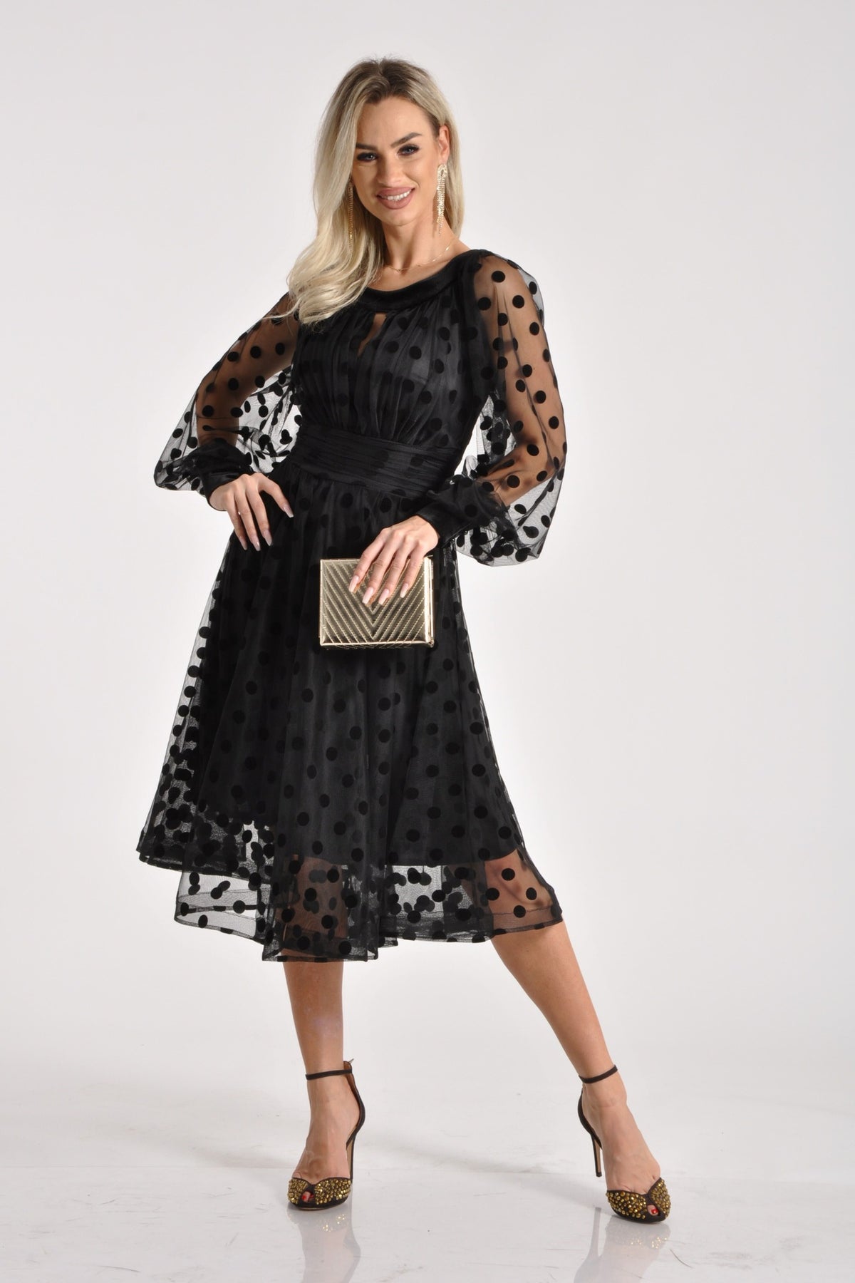 Abito midi nero svasato in tulle a pois con maniche lunghe e dettagli in velluto, firmato Moda-Mania.