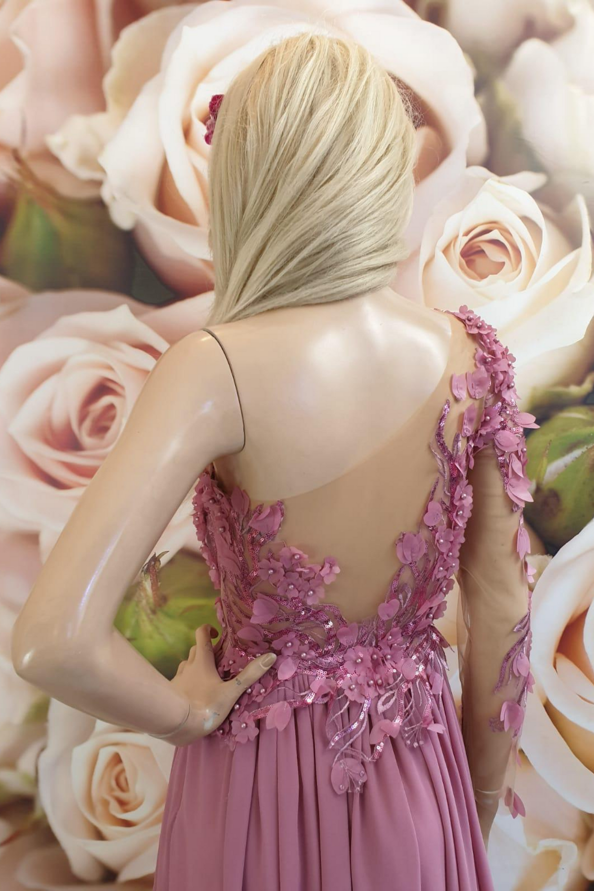 Abito lungo Moda-Mania con manica singola rosa scuro, strascico in georgette e corpetto con fiori 3D, stile elegante e femminile.