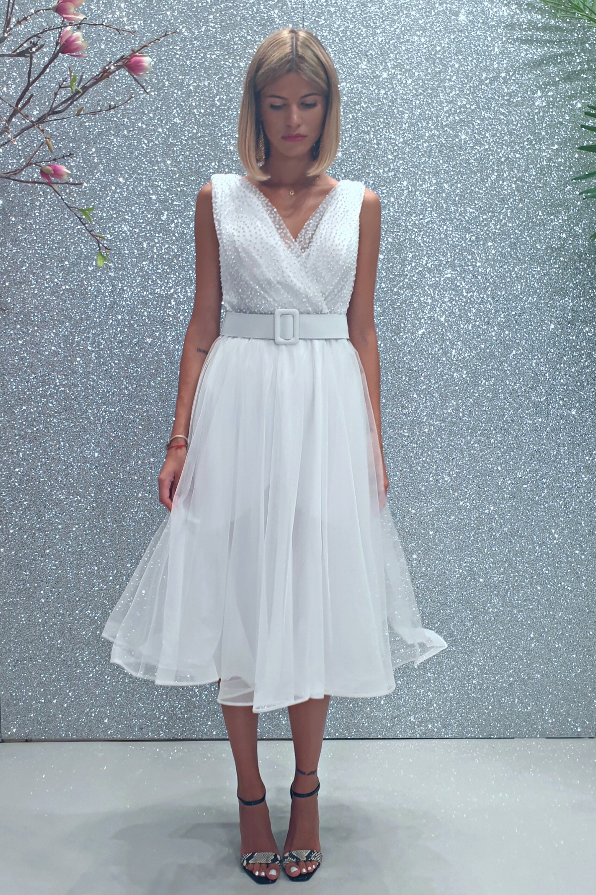 Abito princess bianco in tulle con corpetto a pois glitterati e cintura regolabile, abiti corti di Moda-Mania.