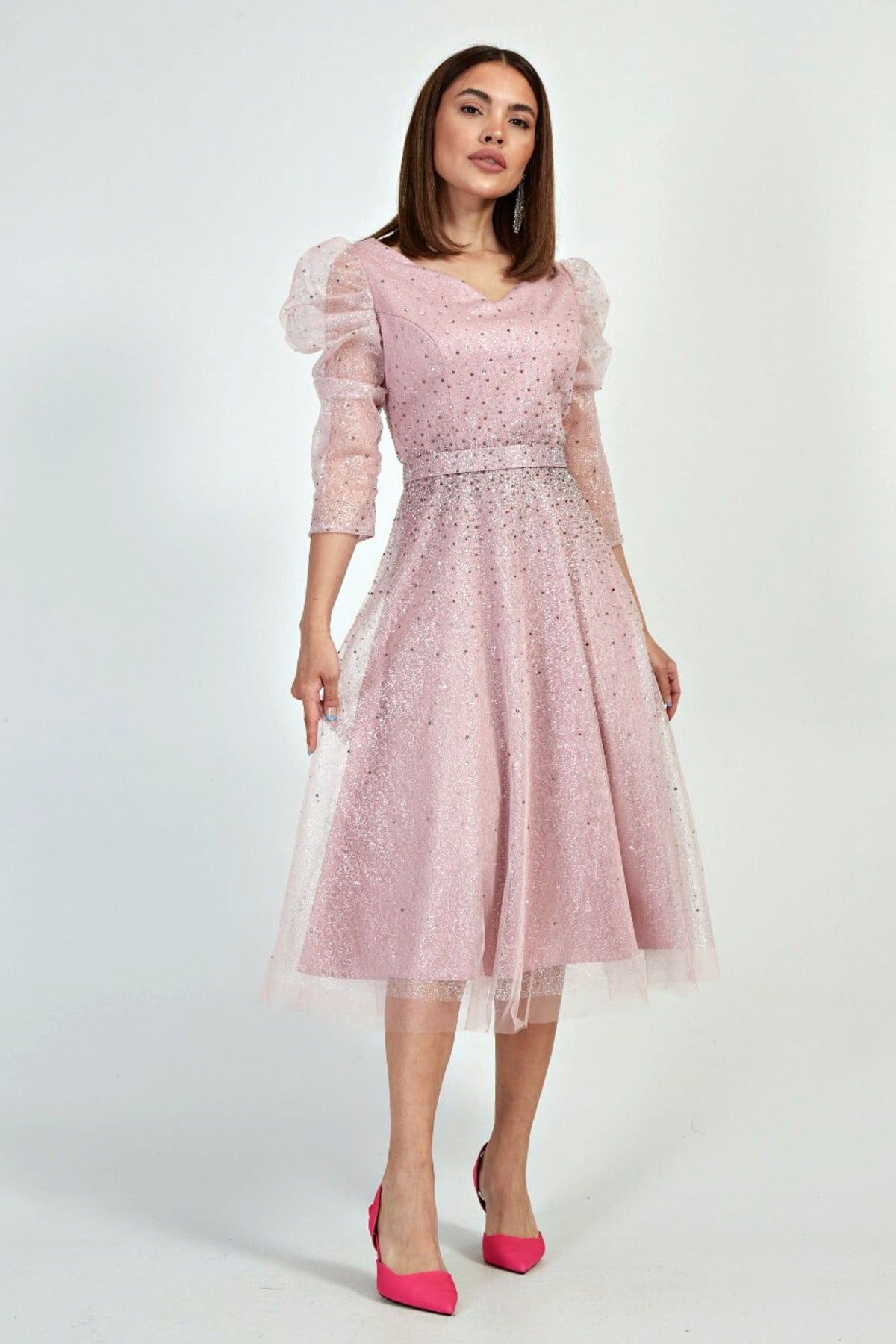 Abito rosa da cerimonia midi in tulle lamè e chiffon decorato con brillantini, firmato Moda-Mania, vista frontale.
