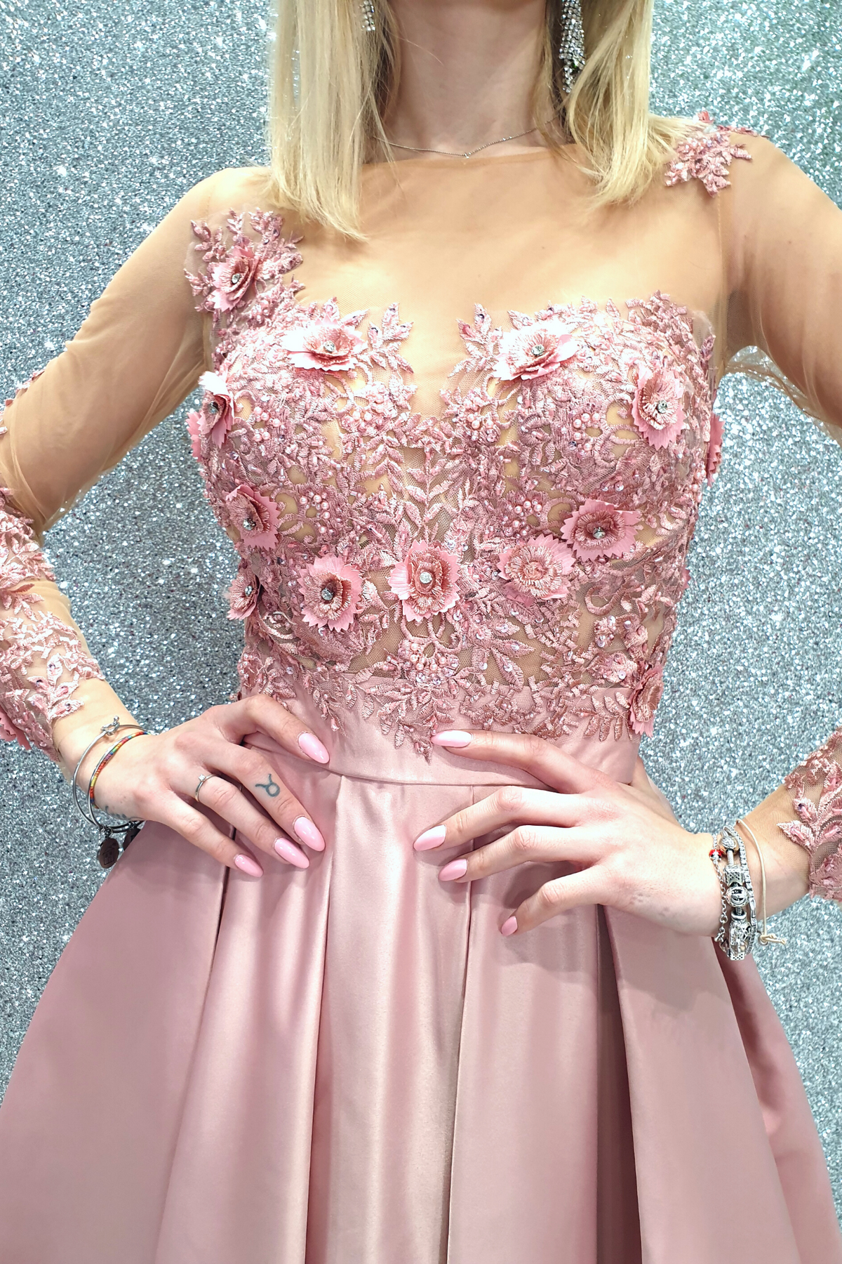 Abito rosa princess midi Moda-Mania con corpetto in tulle a fiori 3D e gonna svasata in taffetà, perfetto per occasioni eleganti.