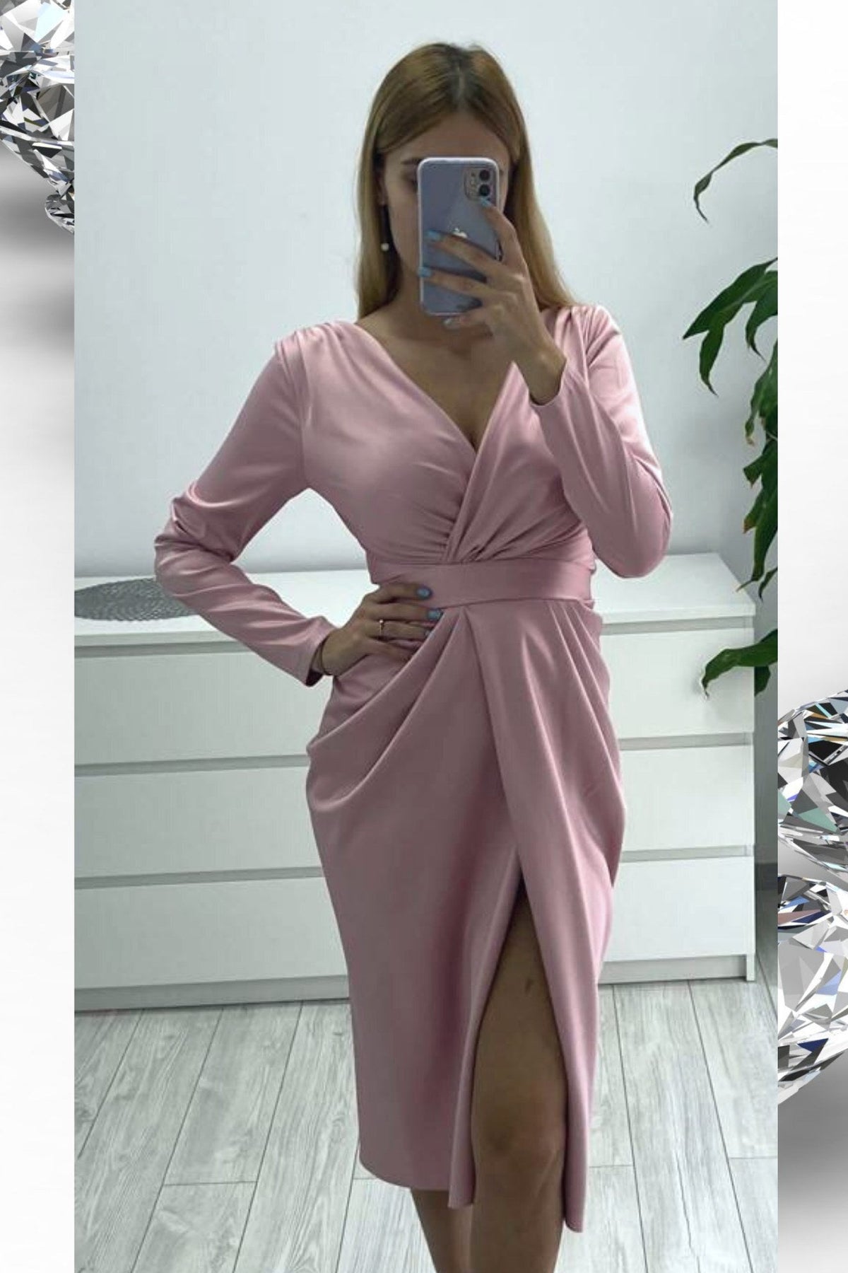 Abito rosa satinato modello a tulipano con scollo a V e spacco profondo, abiti corti Moda-Mania, dettagli eleganti e femminili