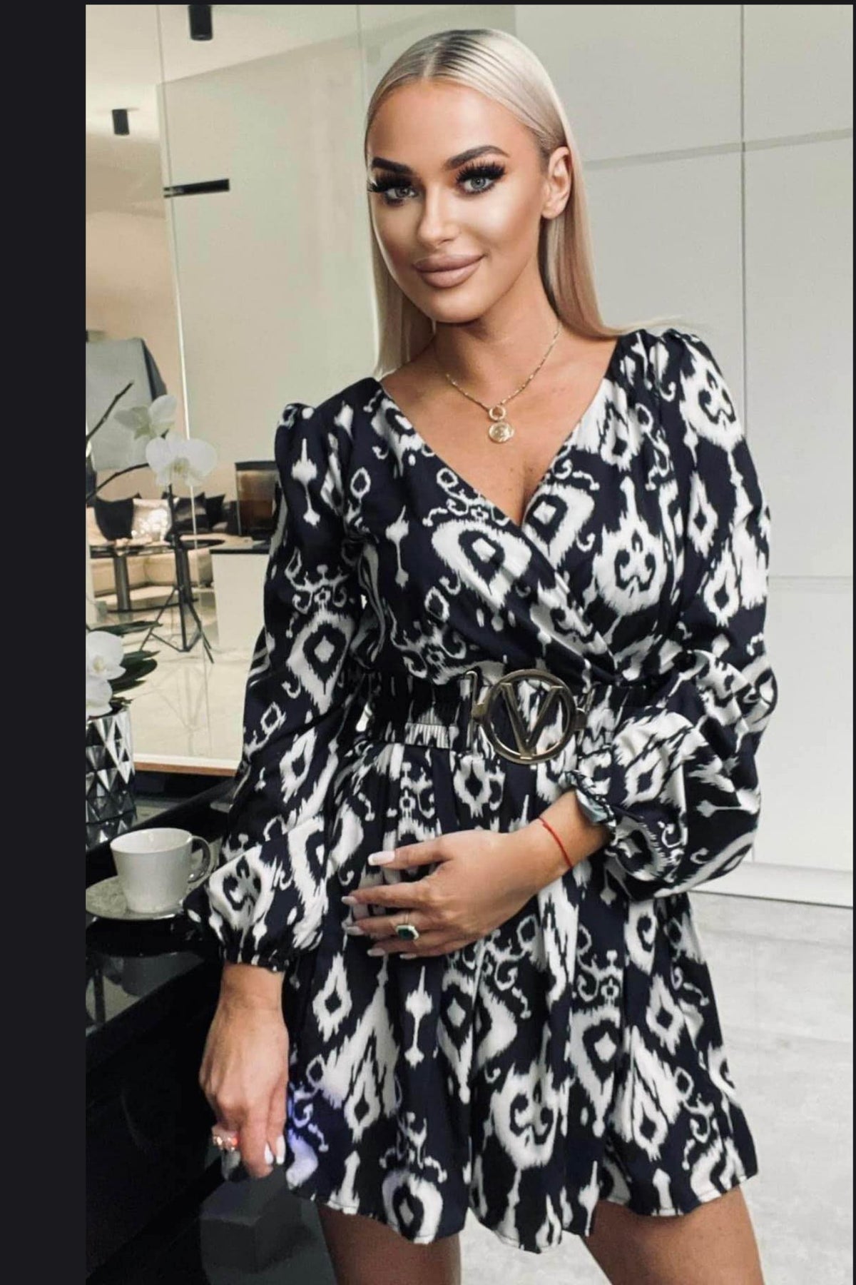 Abito svasato corto nero con stampa damascata, scollo a V e cintura elasticizzata, marca Moda-Mania, dettaglio elegante.