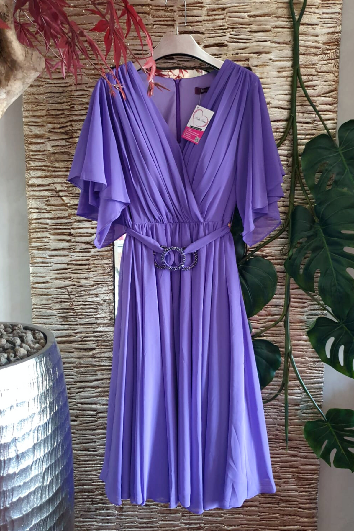 Abito svasato donna curvy lavanda viola con maniche a campana, cintura in vita e accessorio, brand Moda Mania.