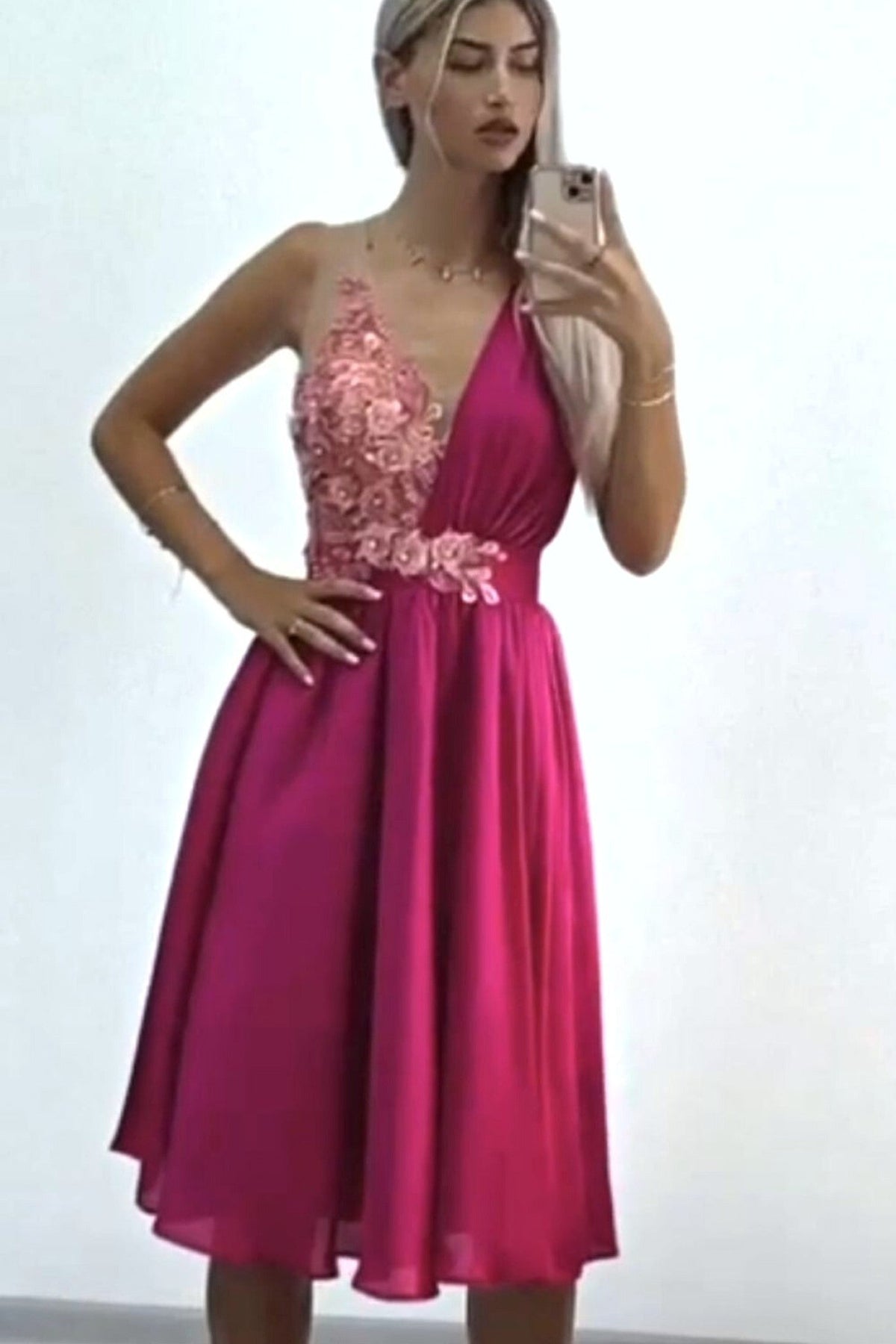 Abito midi svasato fucsia alla romana con corpetto e applicazioni floreali 3D, firmato Moda-Mania.
