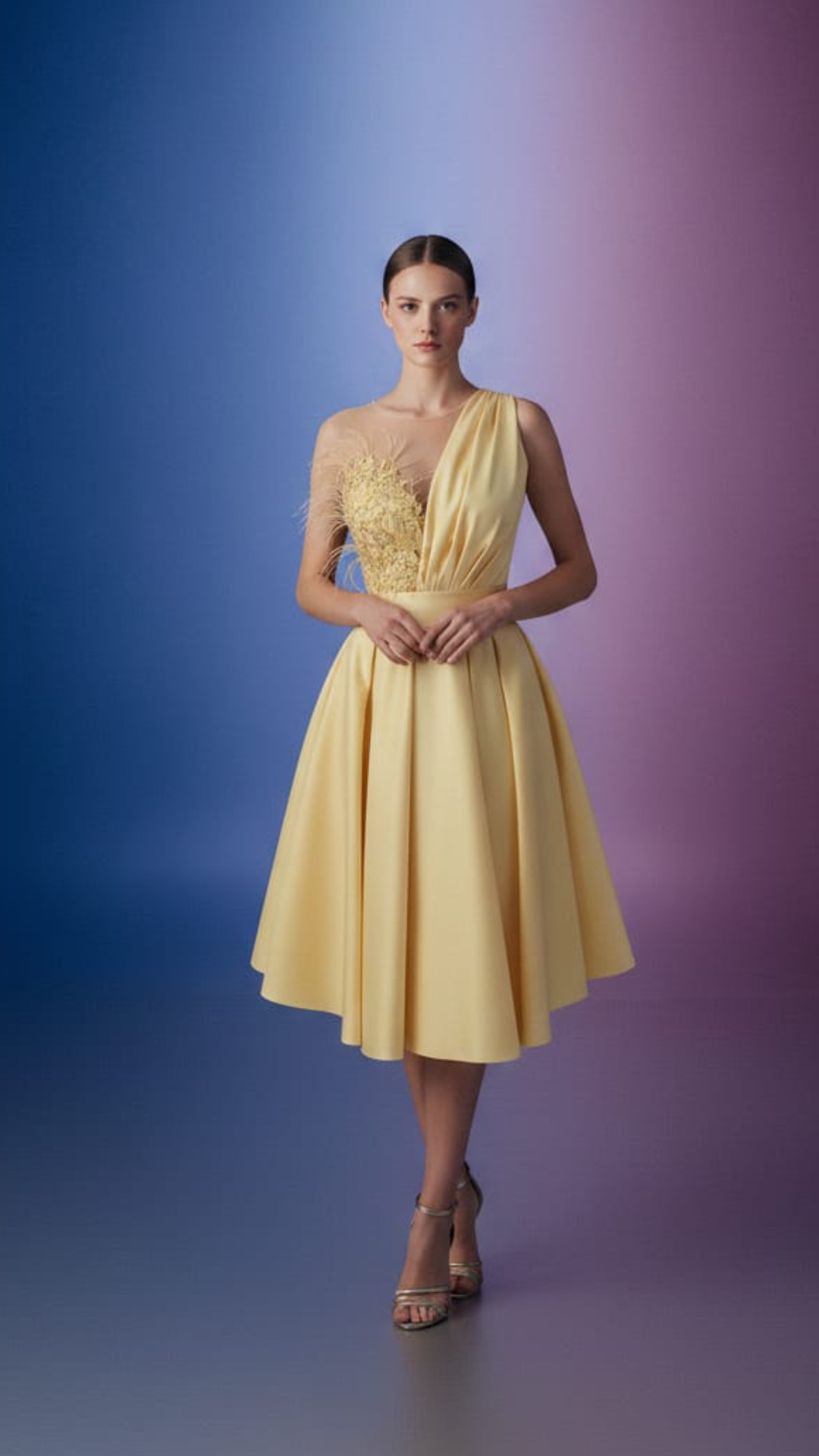 Abito svasato giallo midi Moda-Mania con corpetto floreale e piume decorative, vestibilità elegante e design femminile.
