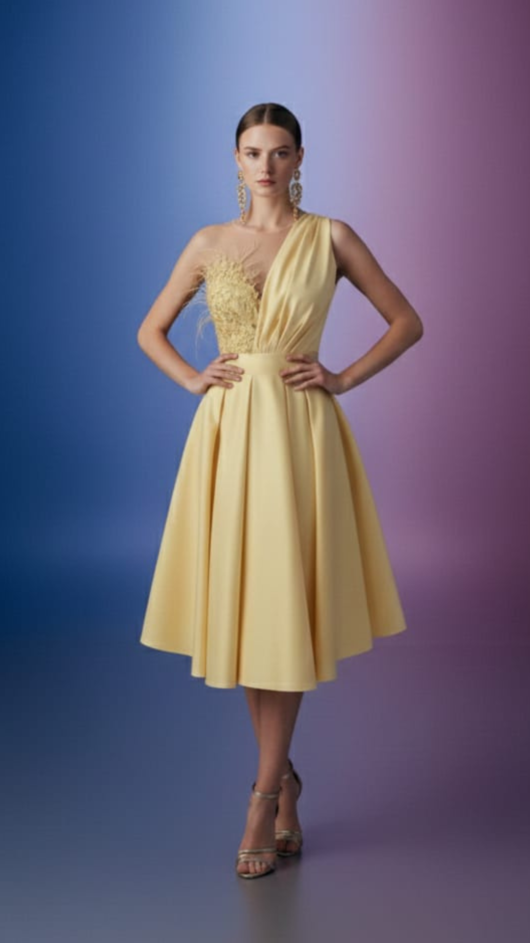 Abito svasato giallo midi Moda-Mania con corpetto floreale e dettagli di piume decorative, ideale per occasioni eleganti.