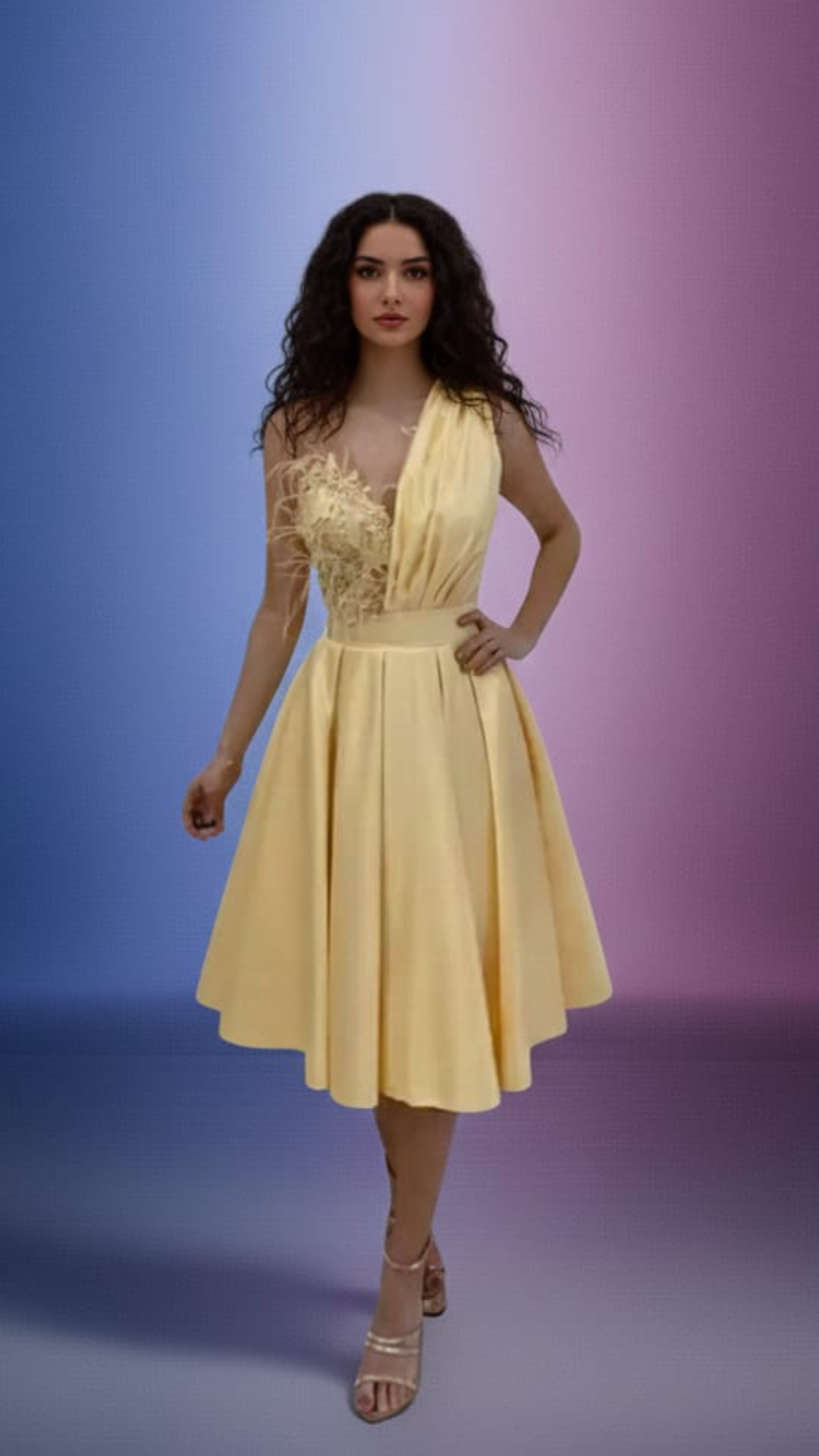 Abito svasato giallo midi Moda-Mania con corpetto floreale e dettagli di piume decorative, ideale per occasioni eleganti