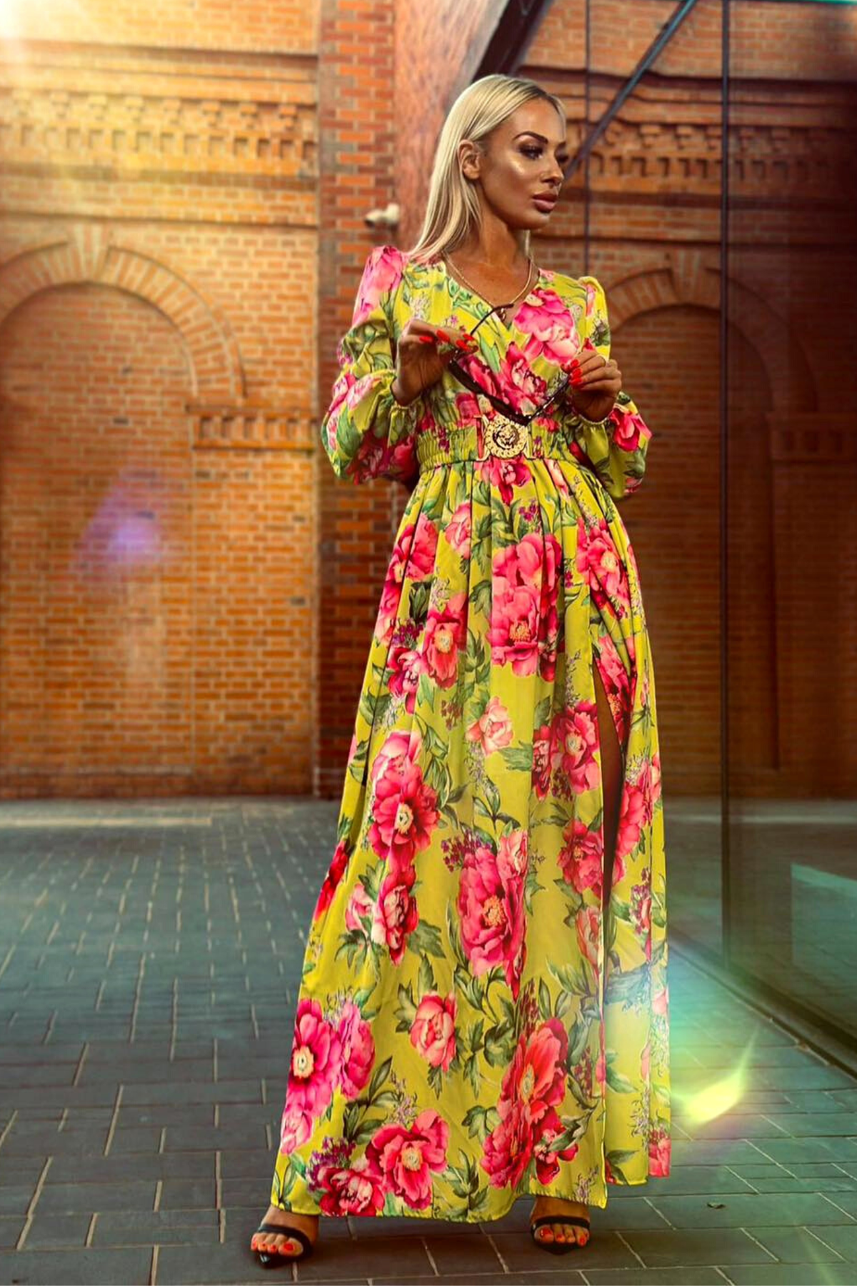Abito lungo svasato giallo con stampa floreale, spacco e cintura elasticizzata, moda-manìa, abiti lunghi estivi.