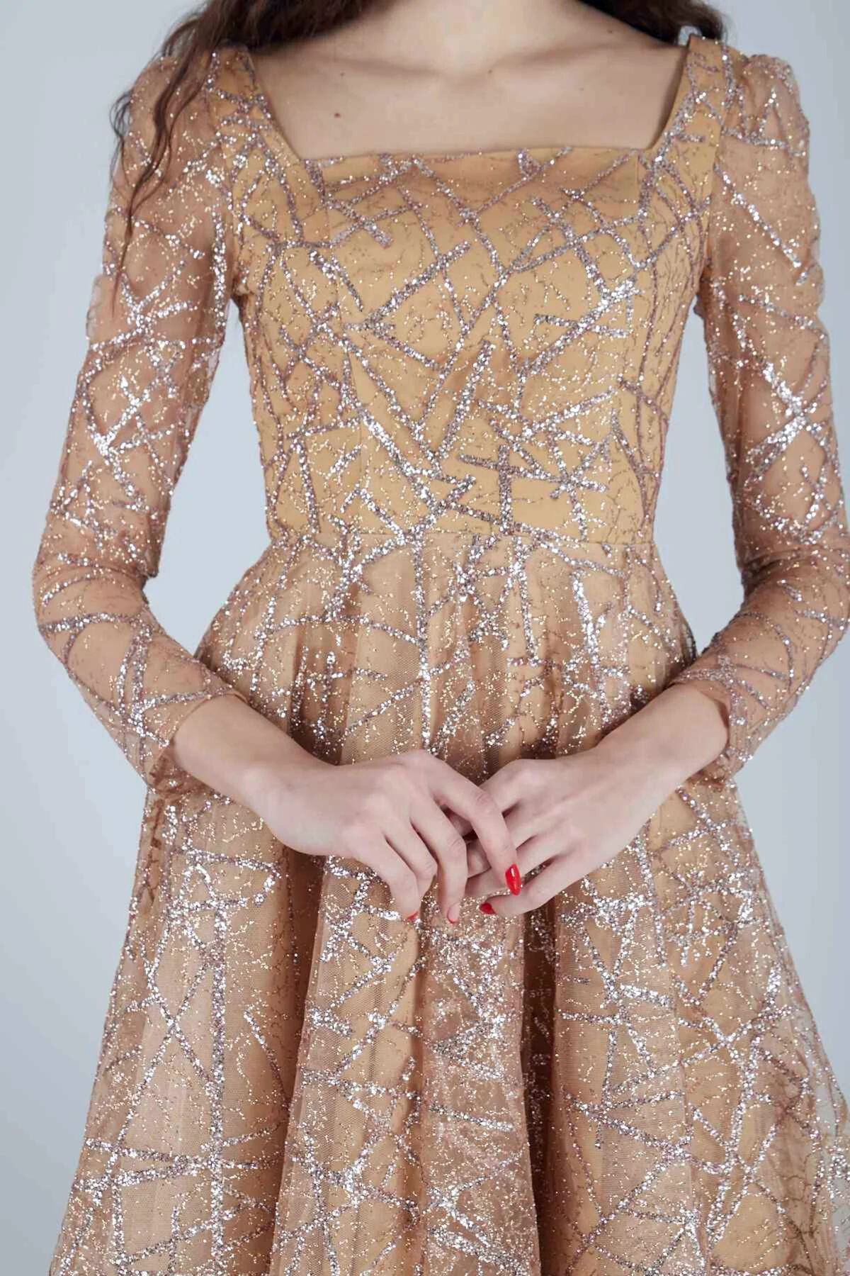 Abito svasato midi in tulle con trama glitterata dorata a manica lunga, abbigliamento elegante di Moda-Mania.