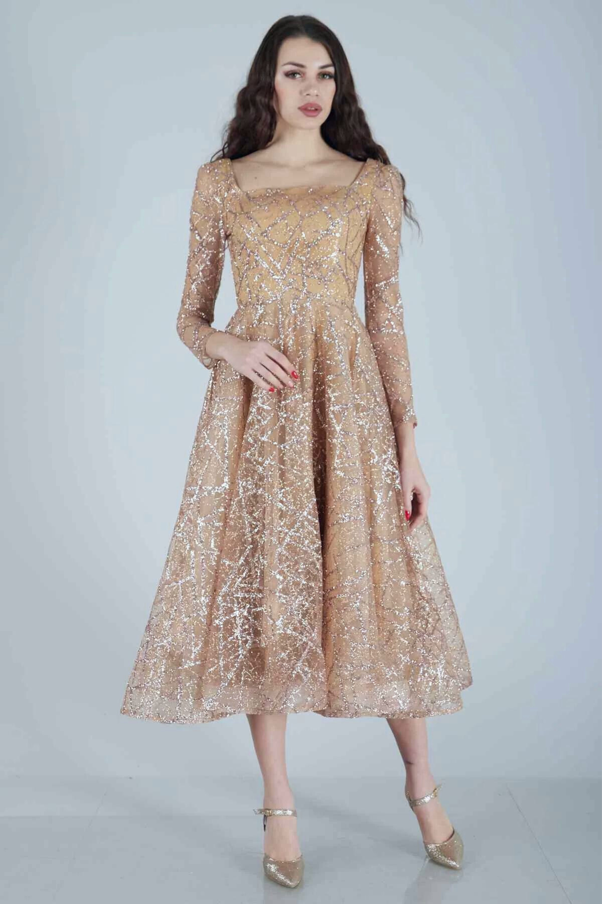 Abito svasato midi in tulle con trama glitterata dorata e maniche lunghe, firmato Moda-Mania, visibile in dettaglio.