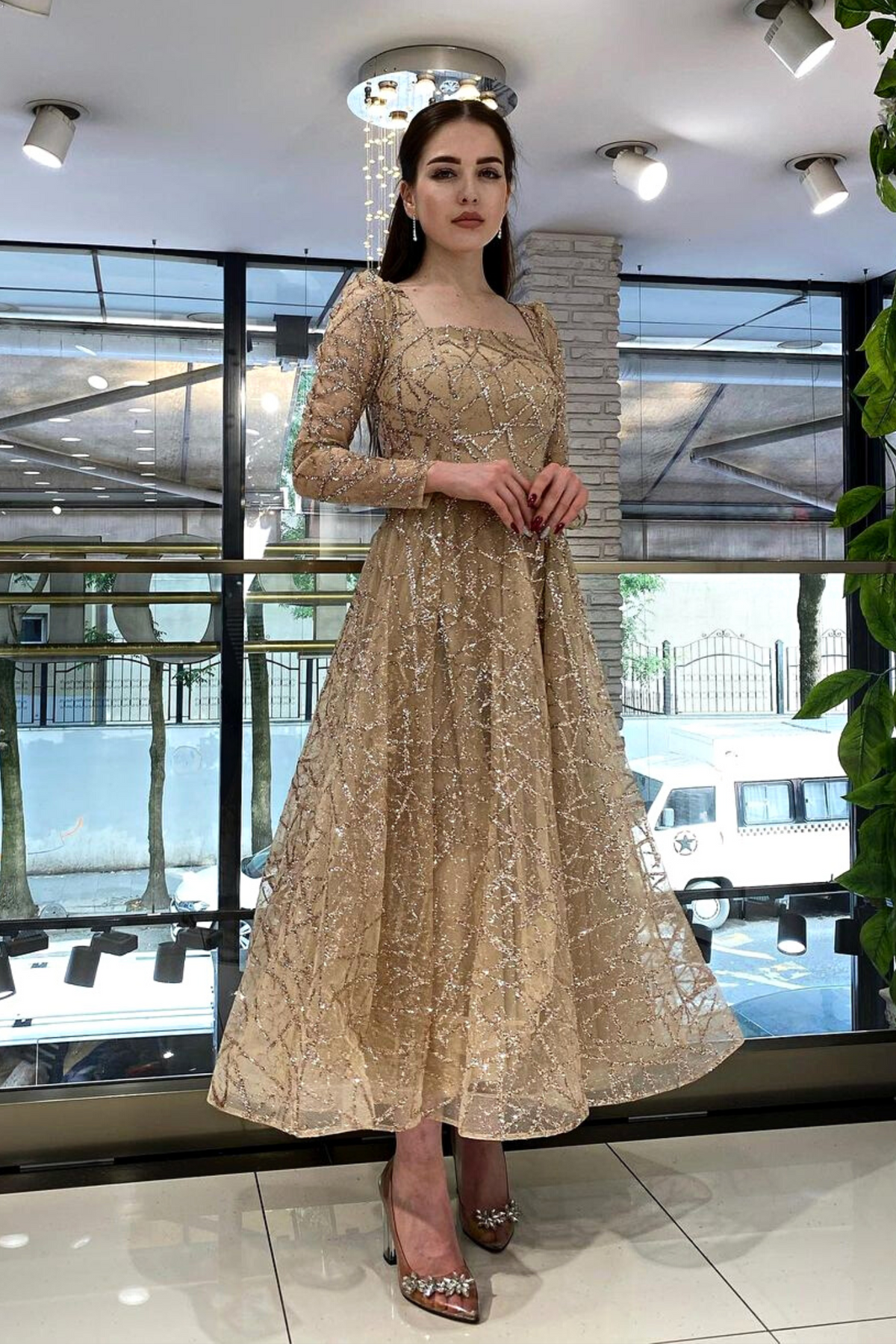 Abito svasato midi in tulle con trama glitterata dorata a manica lunga, abbigliamento elegante Moda-Mania.
