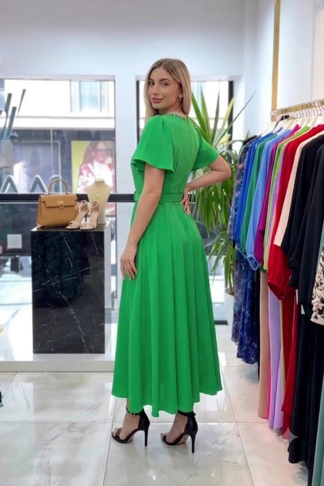 Abito lungo svasato midi verde Moda-Mania con cintura in vita, tasche laterali e accessorio in strass argento.