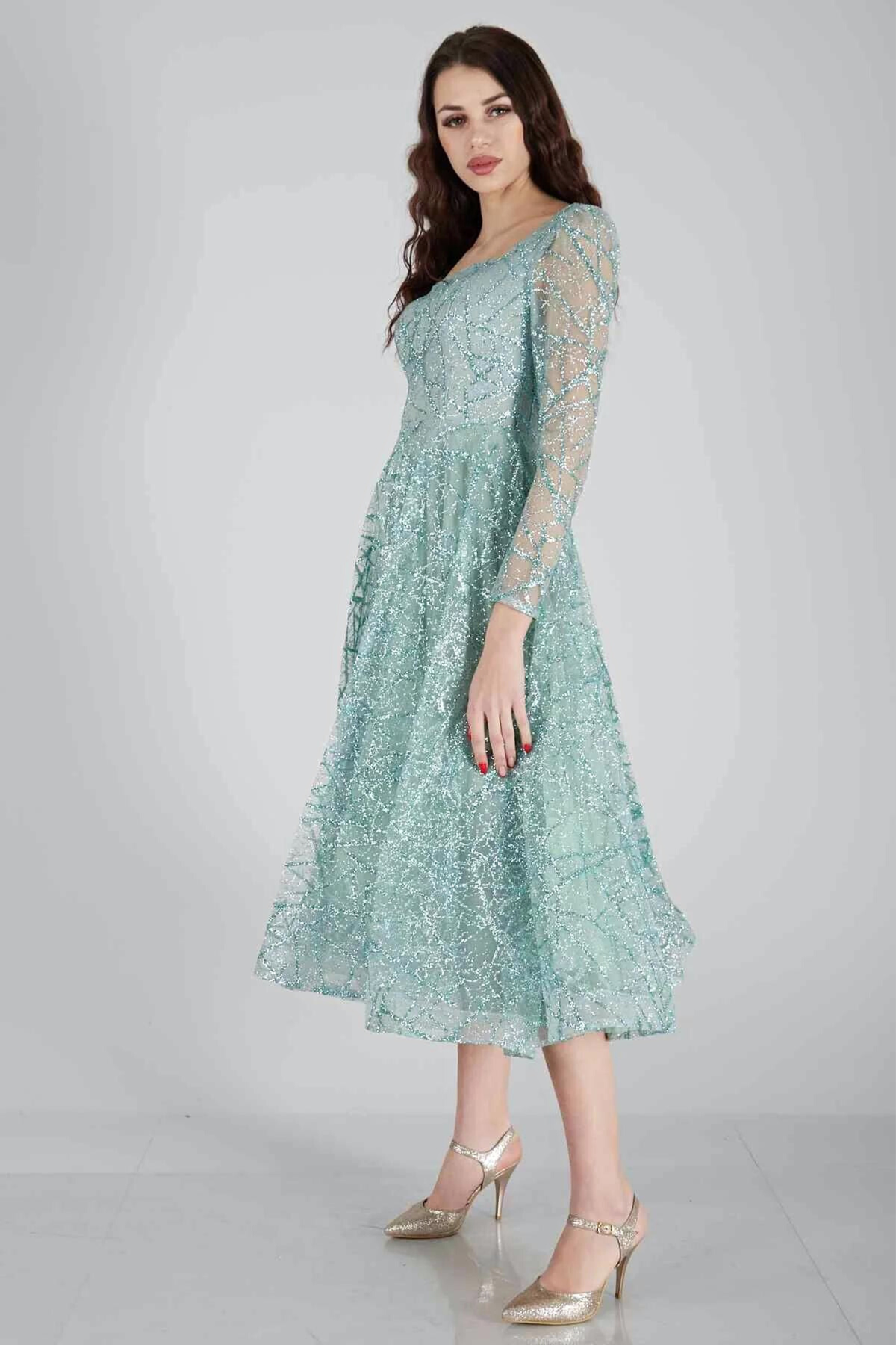 Abito lungo svasato midi verde menta in tulle con trama glitterata e manica lunga, firmato Moda-Mania.