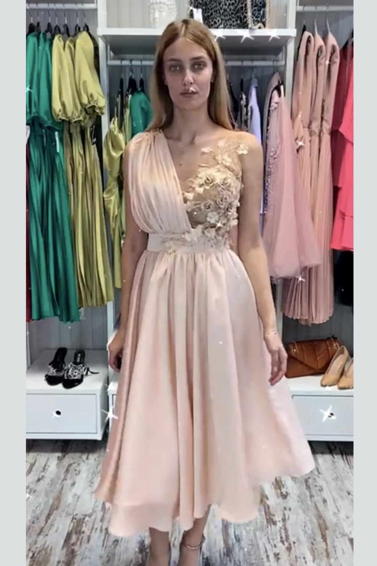 Abito midi svasato nude alla romana con corpetto e applicazione floreale 3D, moda elegante Moda-Mania.