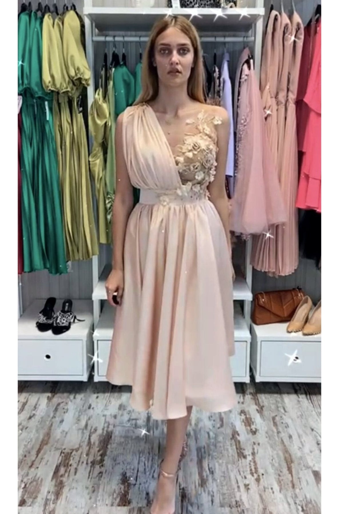 Abito midi svasato nude alla romana con corpetto e applicazioni floreali 3D, marca Moda-Mania, immagine frontale del vestito elegante.