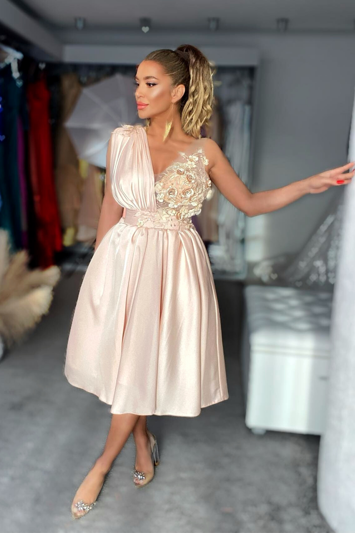 Abito midi svasato nude alla romana di Moda-Mania, con corpetto e applicazioni floreali 3D.