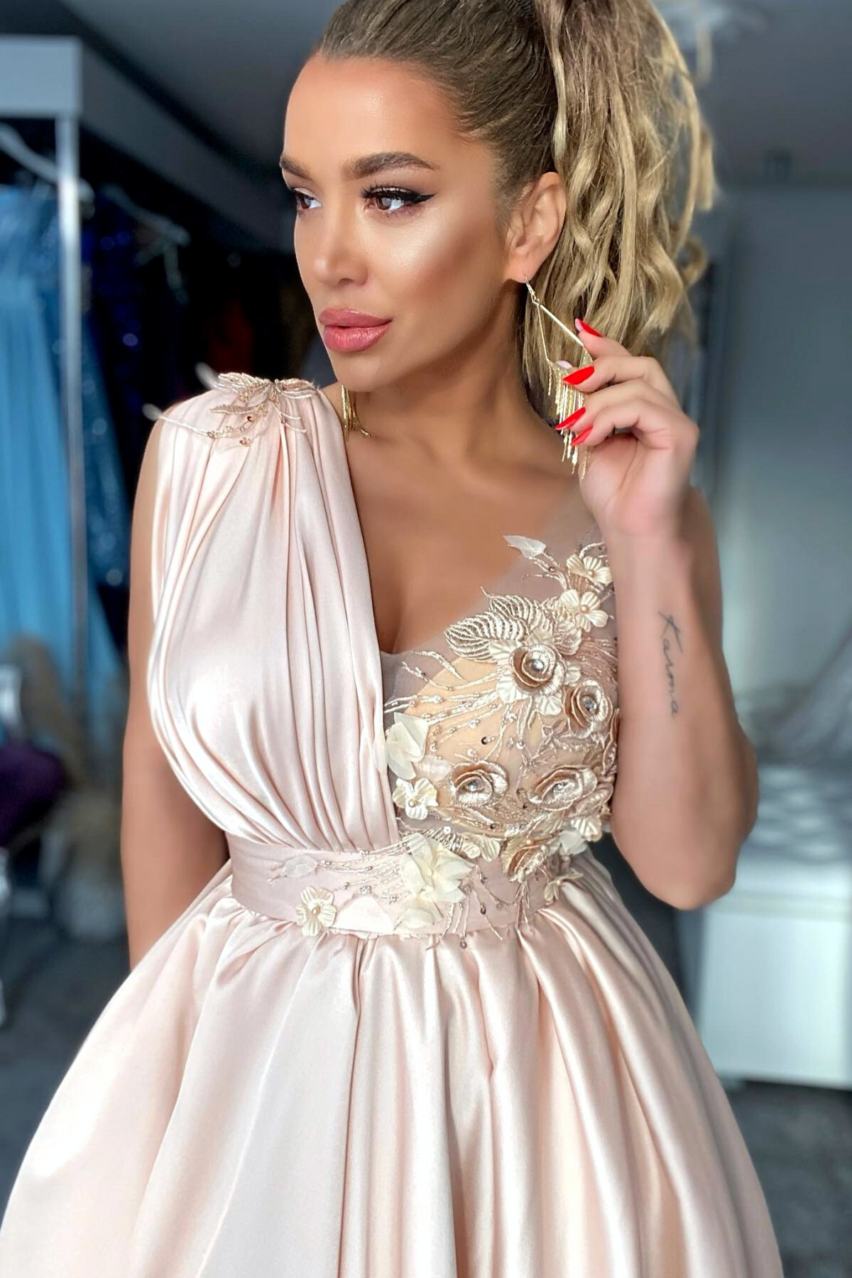 Abito midi svasato nude alla romana con corpetto applicato floreale 3D, firmato Moda-Mania.