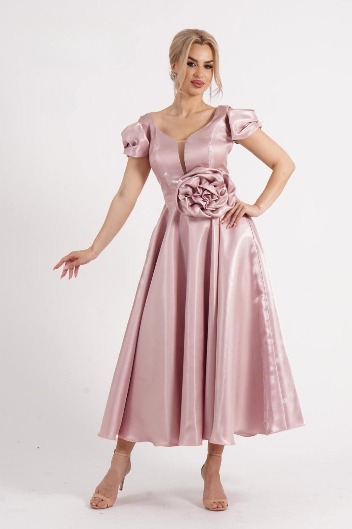 Abito midi svasato rosa in taffetà lucida con spilla a fiore rimovibile e stringhe regolabili, moda elegante e femminile
