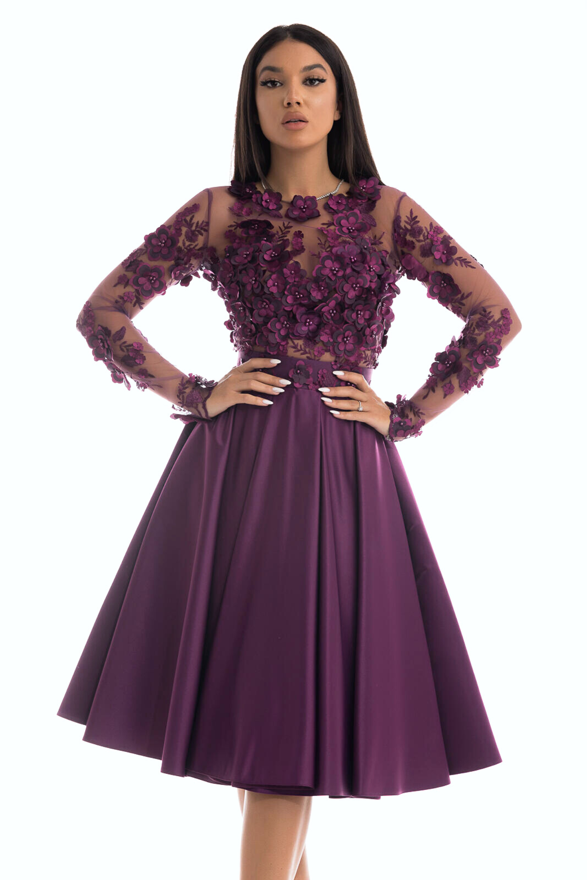 Abito corto svasato prugna Moda-Mania con corpetto a manica lunga in tulle floreale 3D e gonna in taffetà, elegante e femminile.