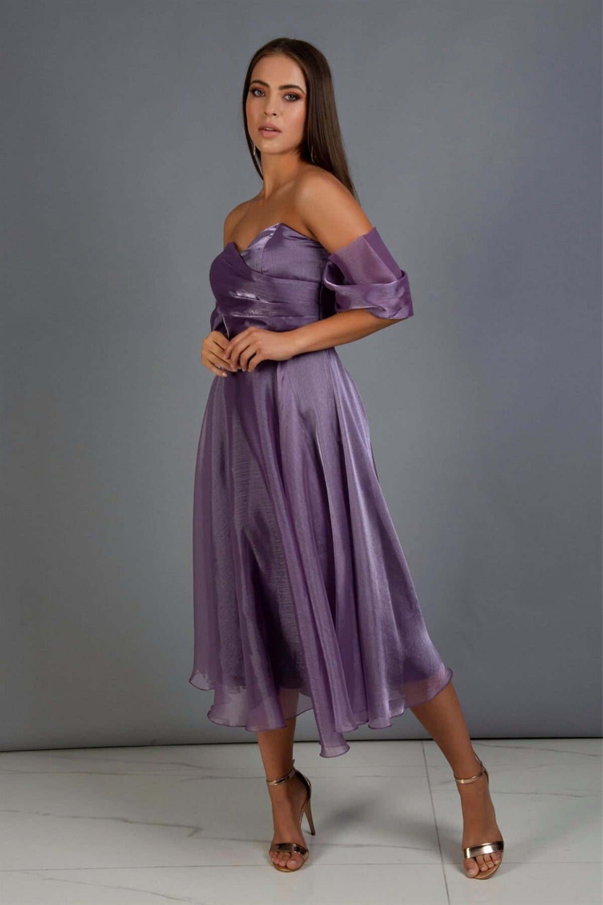 Abito lungo viola svasato in organza con scollo a cuore e maniche cadenti, firmato Moda-Mania.