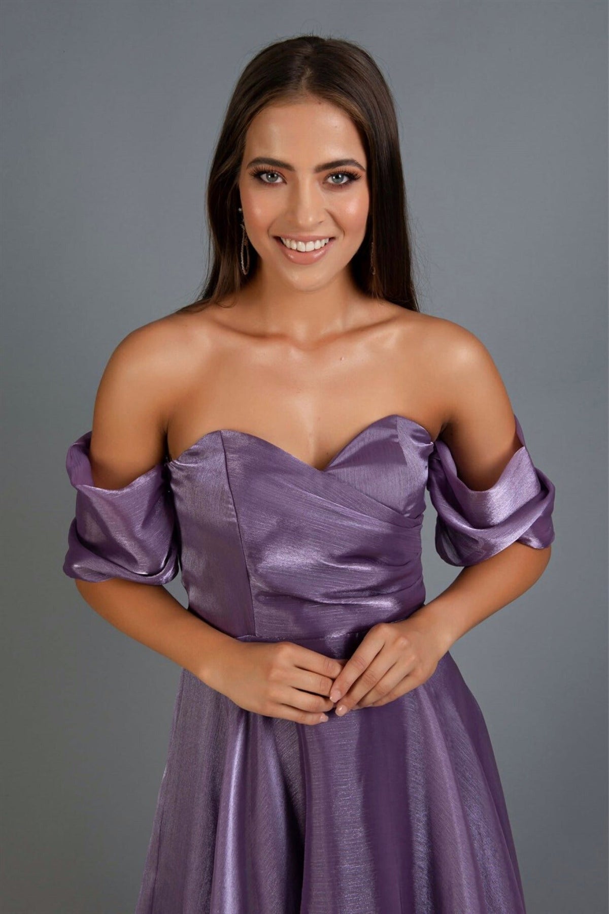 Abito lungo viola svasato in organza con scollo a cuore e maniche cadenti, moda-manìa, dettaglio dell'abito elegante.