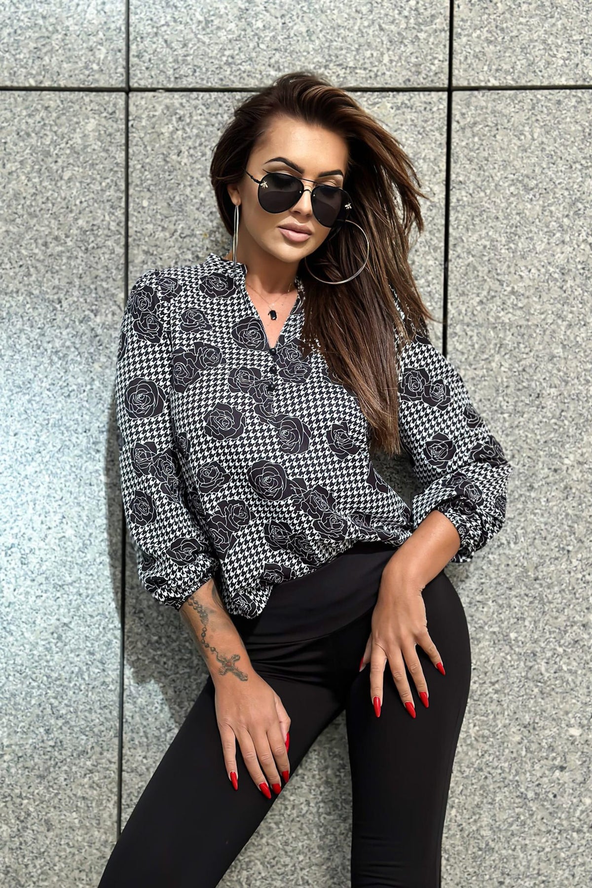 Blusa Moda-Mania a stampa pied di poul nero con rose nere, scollo a V e bottoncini, tessuto leggero e elegante.
