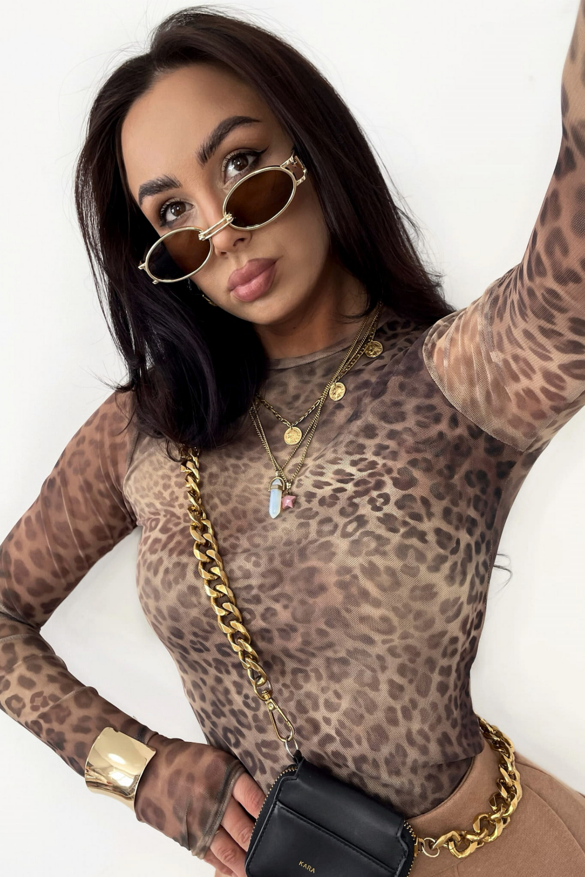 Blusa aderente a manica lunga in tessuto rete elasticizzato con fantasia leopardata, firmata Moda-Mania.