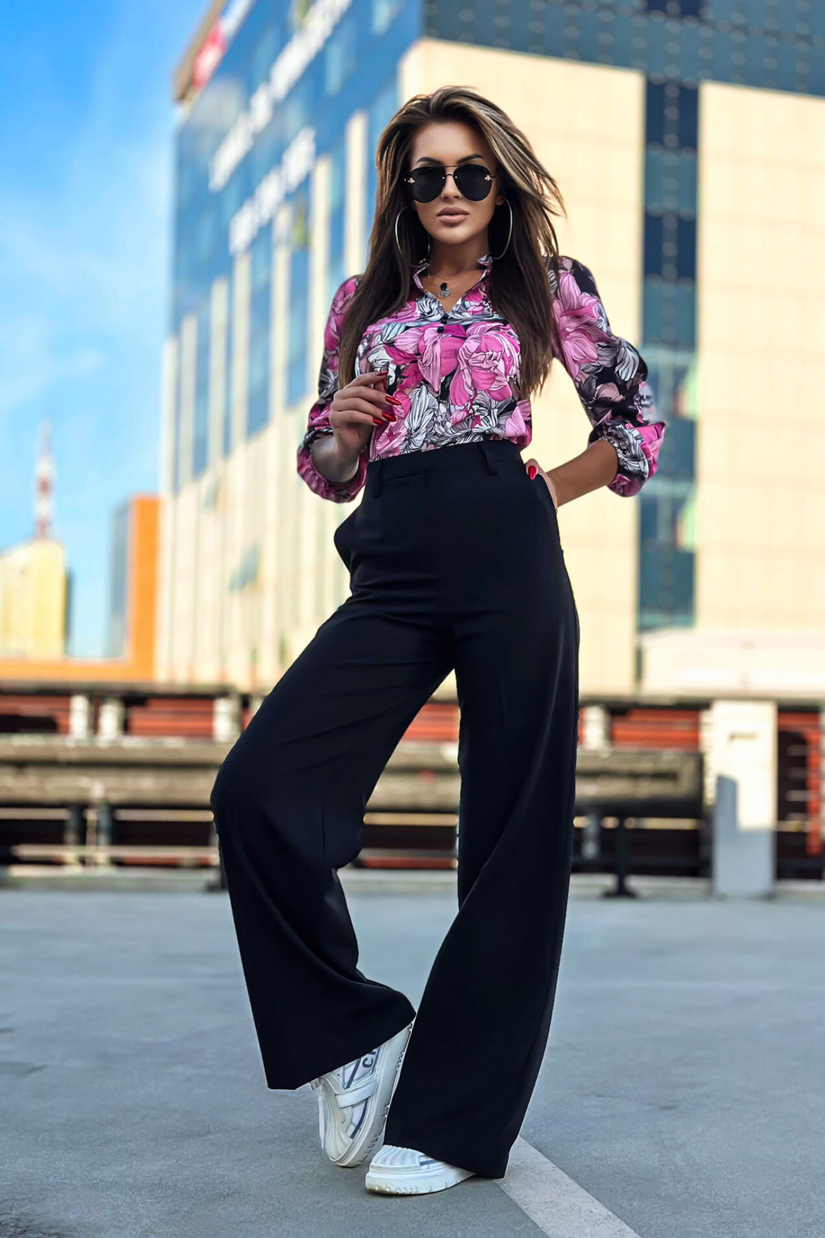 Blusa nera Moda-Mania con stampa floreale fucsia e bianco, scollo a V e bottoncini, vista frontale.