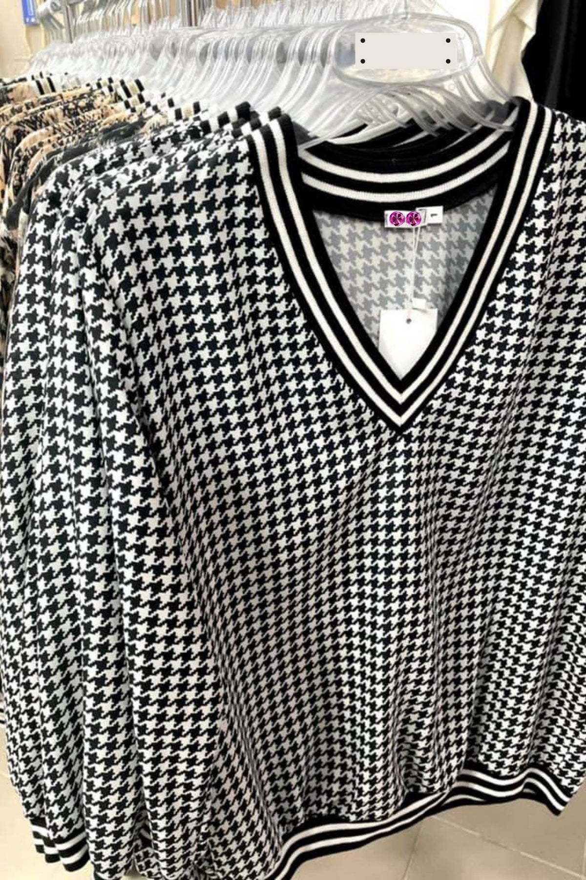 Blusa casual Moda-Mania a fantasia pied di poule con maniche tre quarti, scollo a V e bordi elasticizzati.
