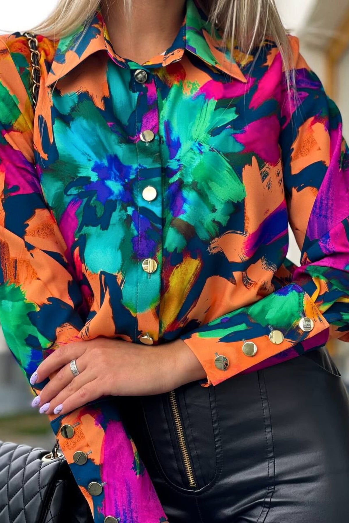 Camicia elegante Moda-Mania con fantasia astratta multicolore fucsia, arancione, viola e verde, bottoni dorati, stile raffinato.