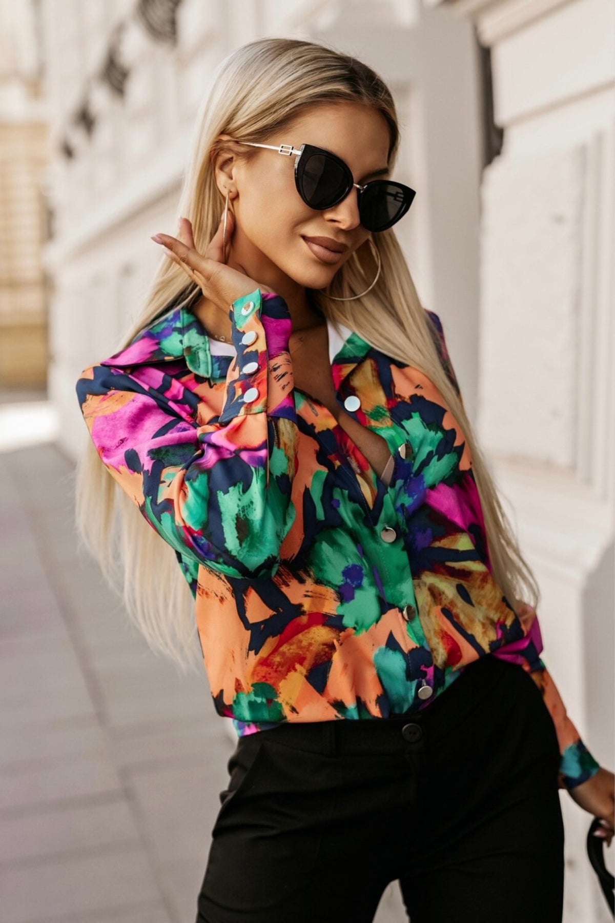 Camicia elegante Moda-Mania con fantasia astratta multicolore fucsia, arancione, viola e verde, bottoni dorati.