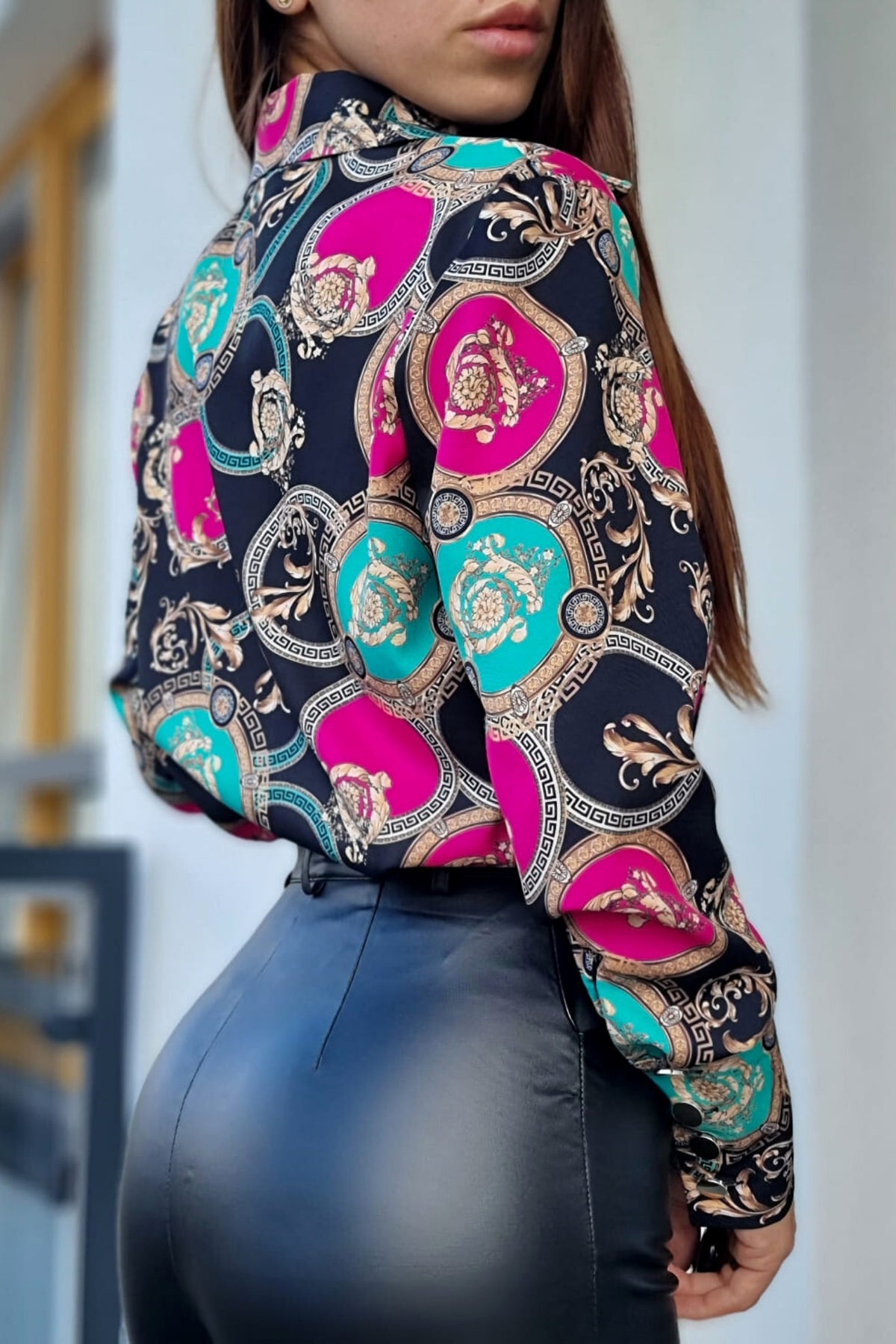 Camicia elegante nera Moda-Mania con fantasia damascata, cerchi fucsia e verde acqua, bottoni dorati, dettaglio di stile raffinato