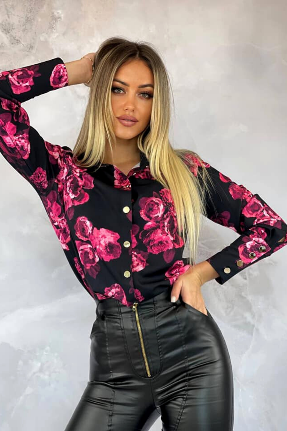 Camicia elegante nera con fantasia floreale fucsia e bottoni dorati, marca Moda-Mania, dettaglio di bottoni e stampa floreale.