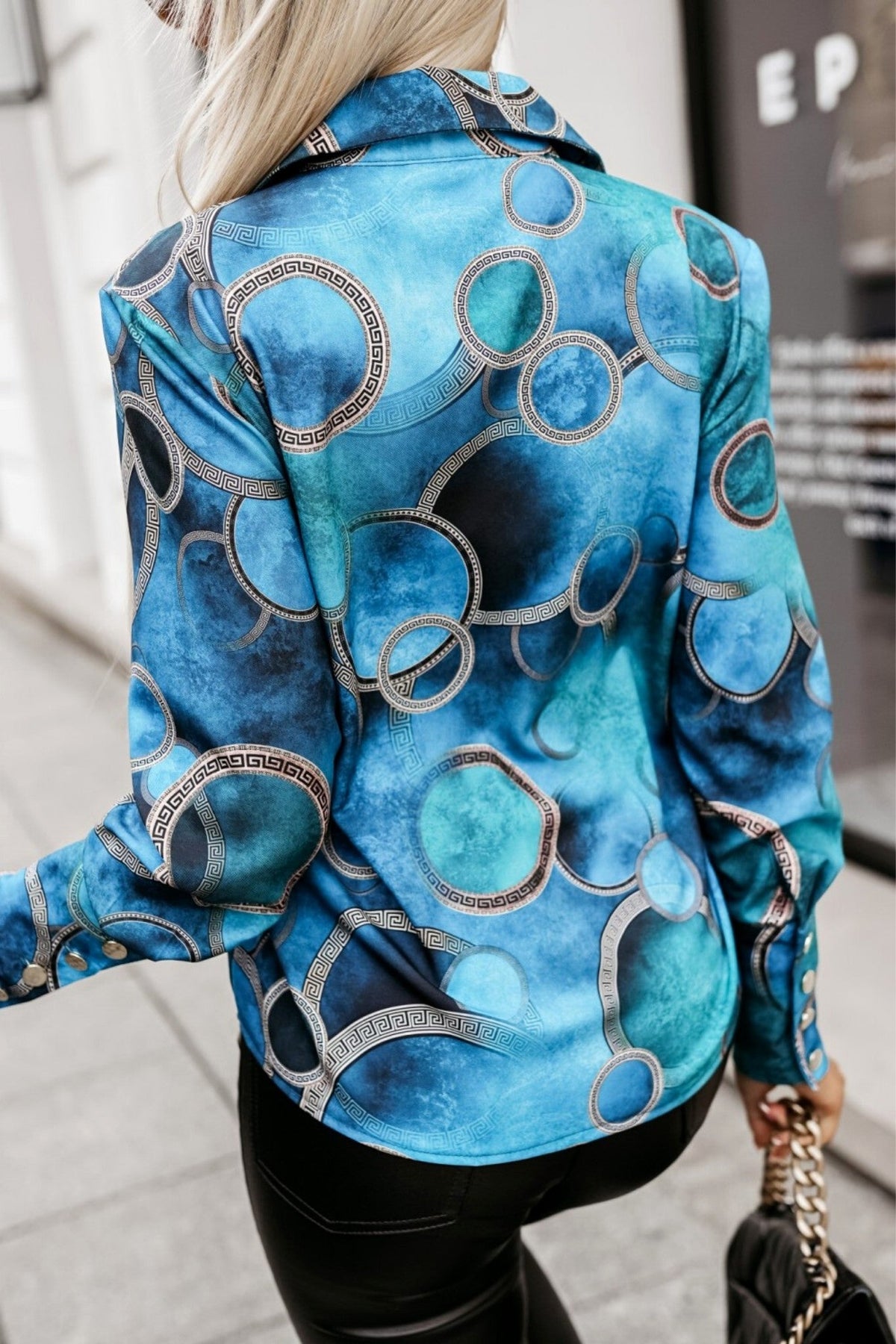 Camicia elegante blu Moda-Mania con stampa a cerchi e motivo fashion, dettaglio di alta qualità e stile sofisticato.