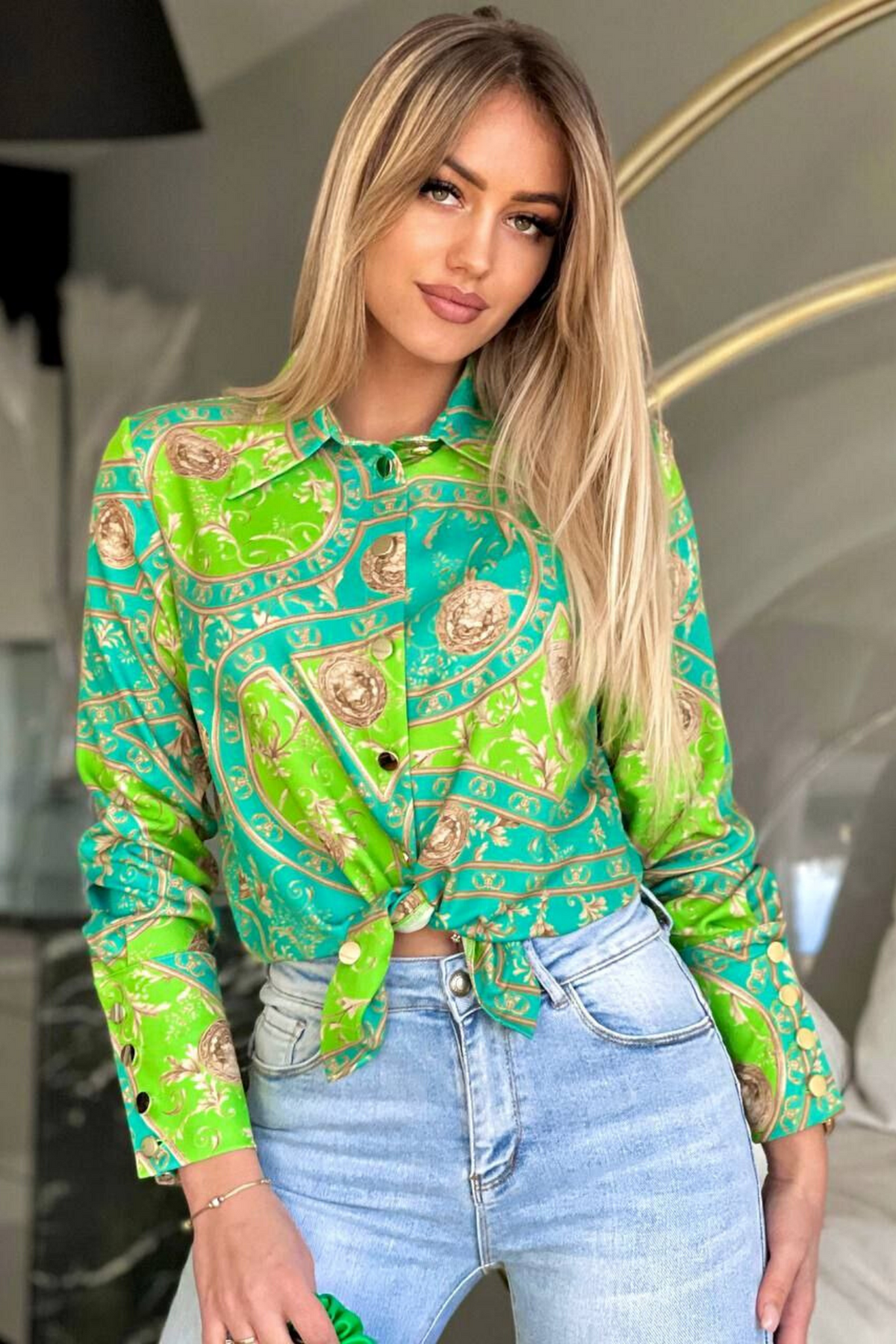 Camicia elegante Moda-Mania in turchese e verde chiaro con fantasia damascata e bottoni dorati, dettagli raffinati e tessuto di qualità.
