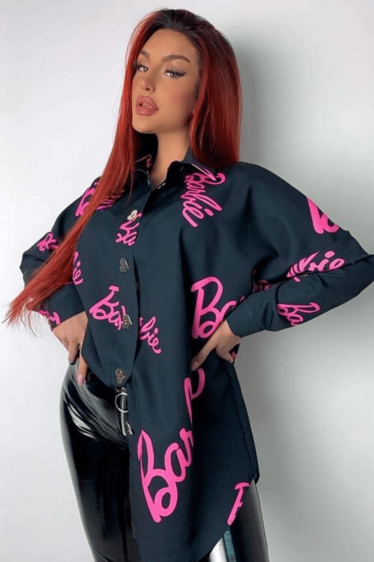 Camicia oversize nera Moda-Mania con scritta fucsia Barbie, bottoni a cuore dorati, stile casual e moderno.